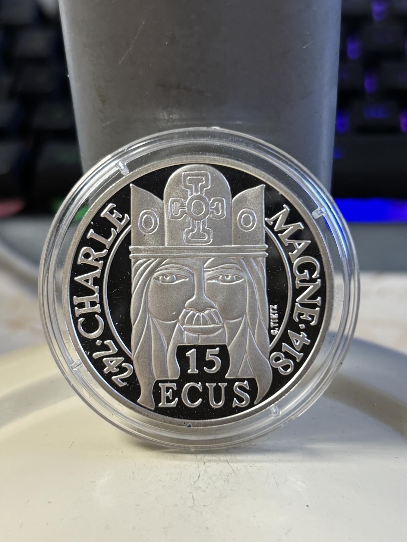 第197期拍卖 法国1990年100法郎精制银币 查理曼大帝 22.2克900银 发行量：3万 盒证全，盒子脱皮