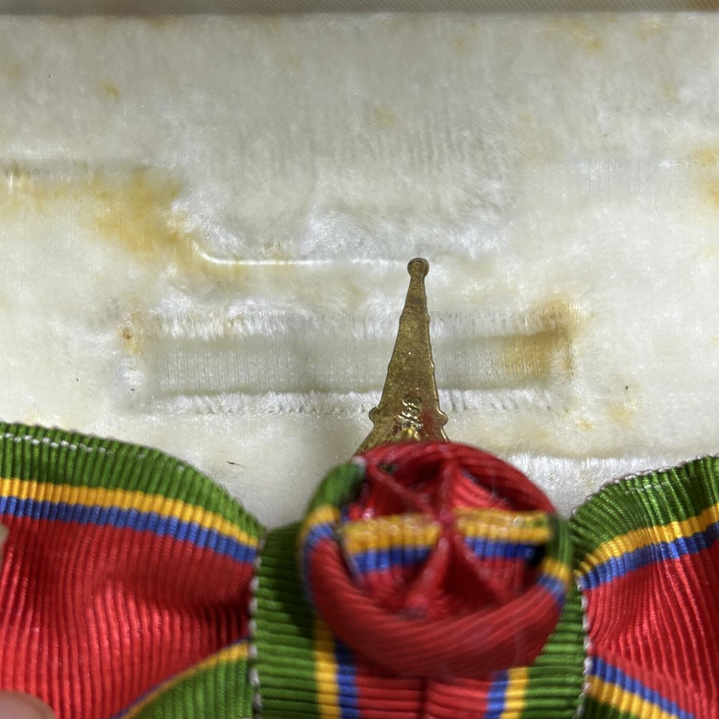 西秦中古拍卖第八十四期  泰国军官级白象勋章 银制有银标 带原盒