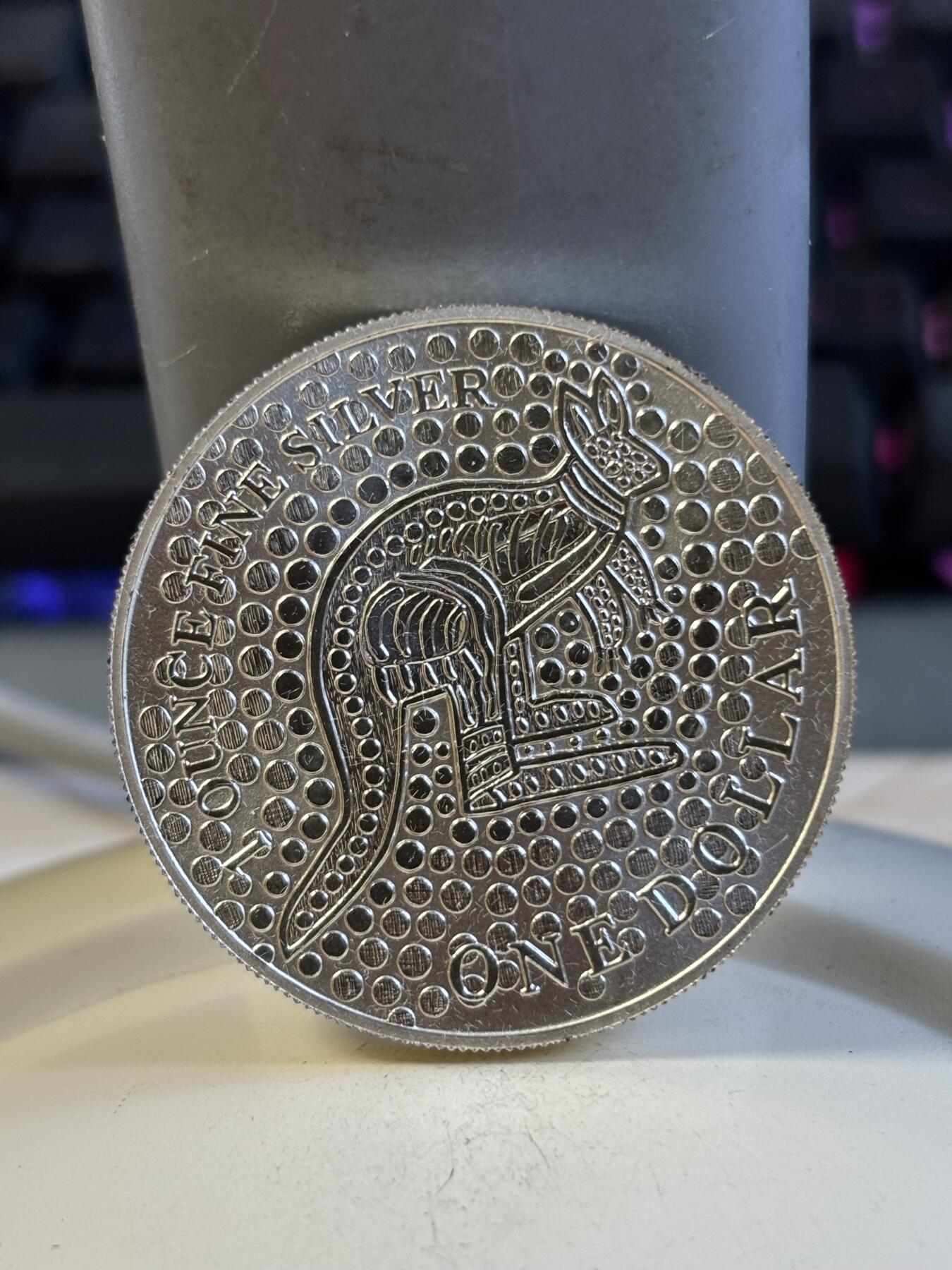 第197期拍卖 澳大利亚2001年1元磨砂非流通银币 袋鼠 1盎司999银 发行量：2万多 盒证全，银价584