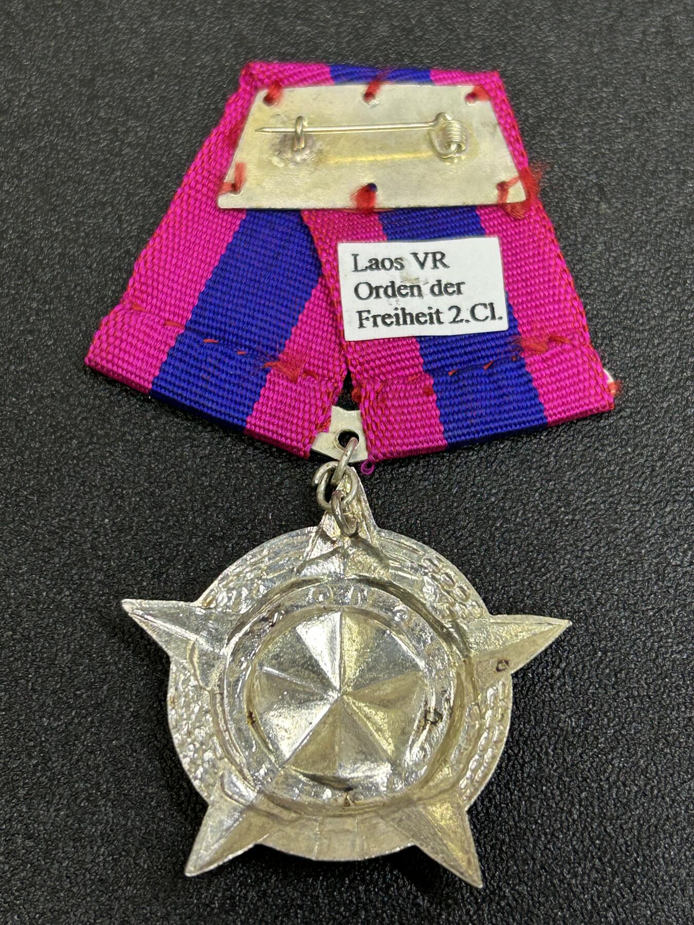西秦中古拍卖第八十四期  老挝二级自由勋章 铜制 第一版 粉色绶带版