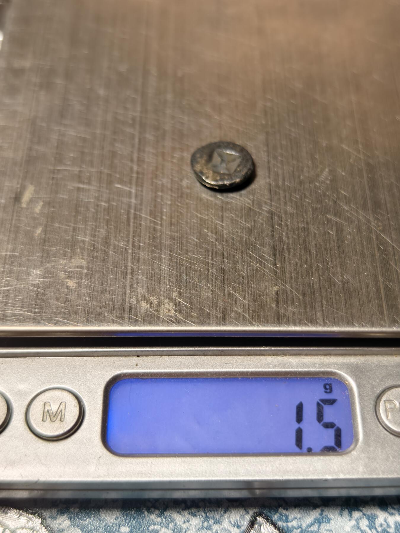 抚柳草堂-第二十五期章牌钱币  奖章勋章 满百包邮 放漏专场 三佛齐王国末期至满者伯夷王国早期打制小银币 1.5g重 正面有檀香花徽记，背面爪哇岛文，面值1 Unit或称Masa