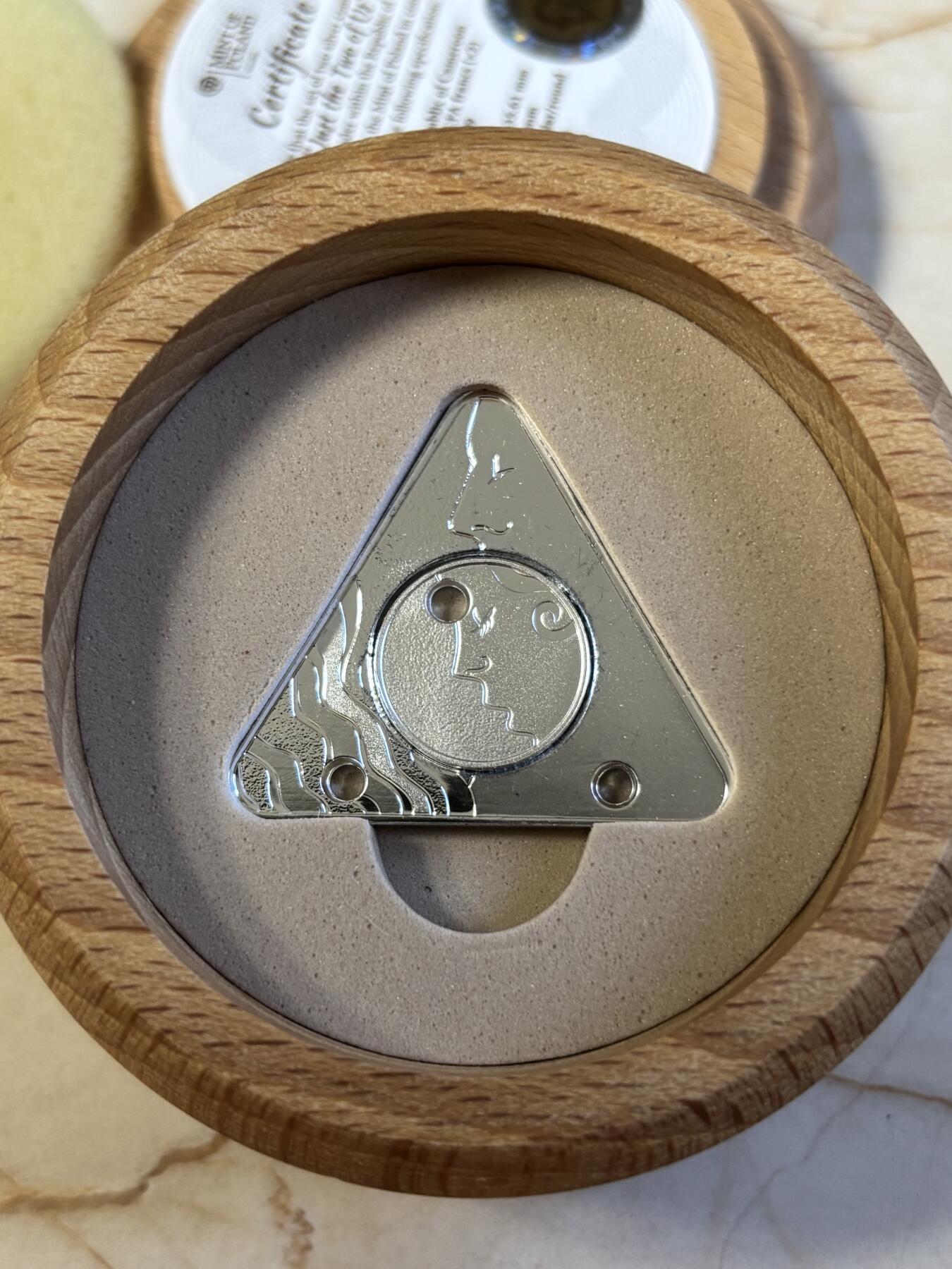 第197期拍卖 喀麦隆2018年500法郎2枚镶嵌吊坠精制银币套 只有你和我 （三角形和圆形） 10克+4克999银 发行量：969 盒证全