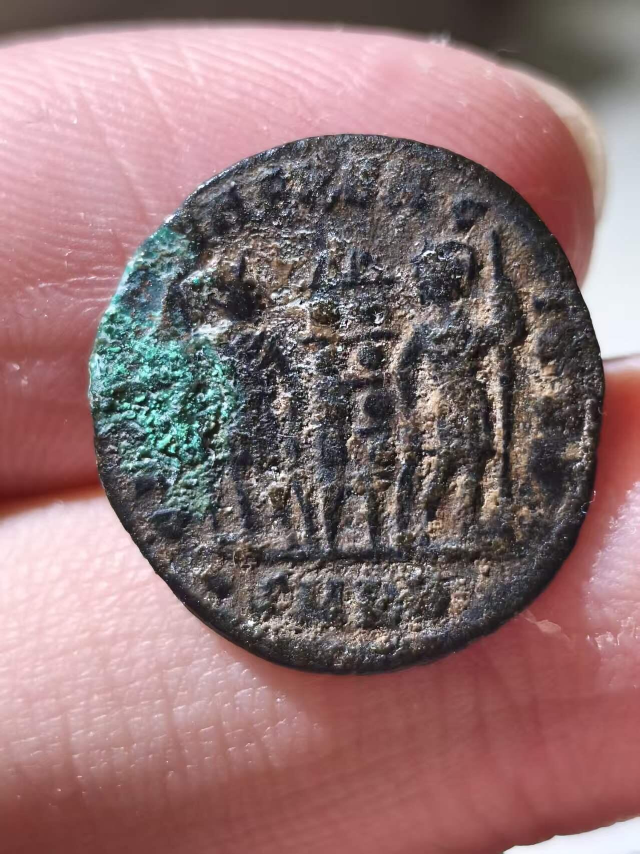 星盘世界钱币拍卖低佣金福利场(不直播) 古罗马君士坦斯富利铜币，正面君士坦斯头像，背面士兵护卫军旗