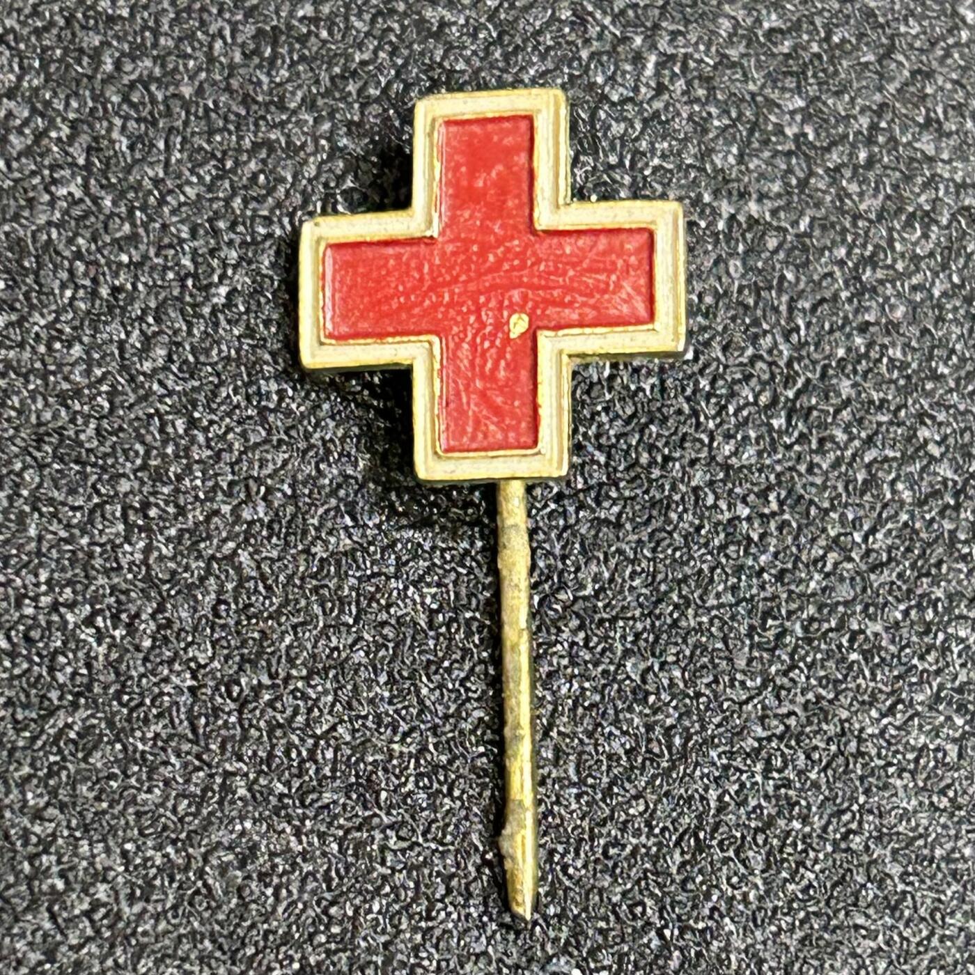 西秦中古拍卖第八十四期  民国红十字徽章 会员插针 退台后