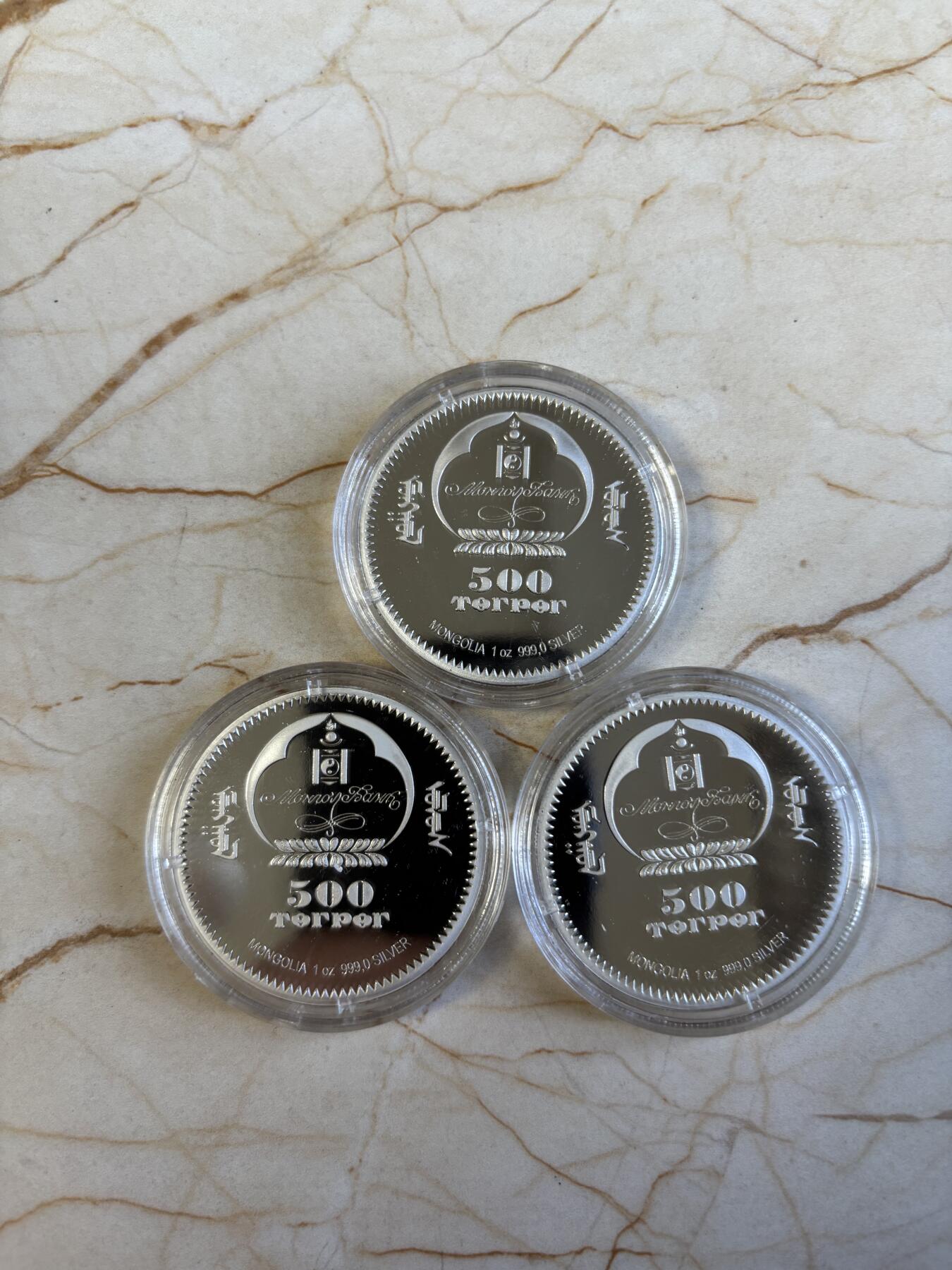 第197期拍卖 蒙古2005年500图格里克3枚彩色精制银币套 日本三位相扑横纲（第4/6/8代）3X1盎司999银 发行量：2千 盒证全，银价1752