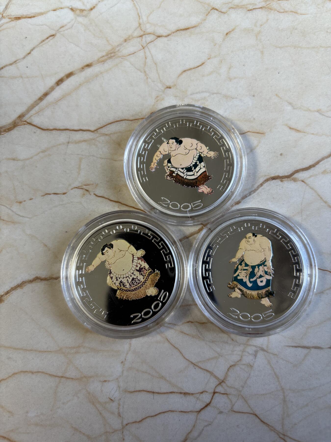 第197期拍卖 蒙古2005年500图格里克3枚彩色精制银币套 日本三位相扑横纲（第4/6/8代）3X1盎司999银 发行量：2千 盒证全，银价1752