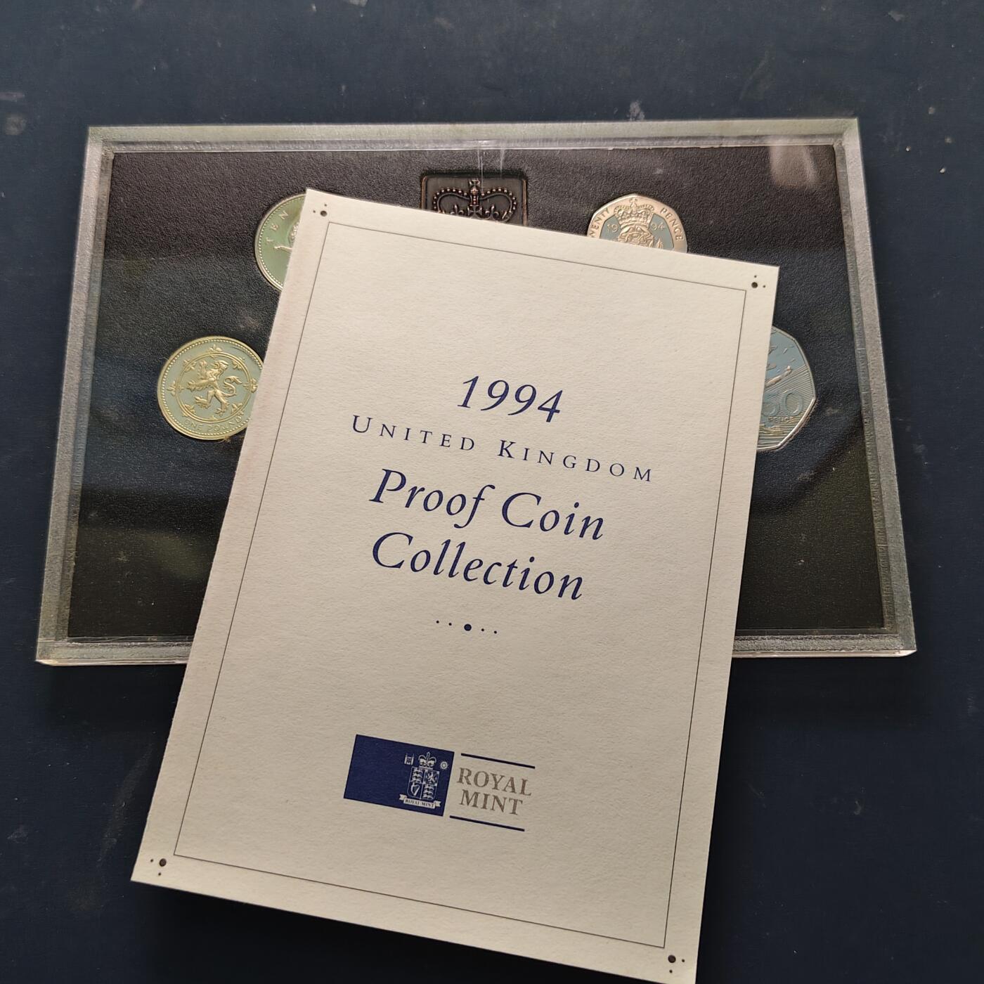 【全场包邮】纯粹捡漏拍521场 英国1994年官方精制套币-塑盒带证书-含2镑英格兰银行300周年+1镑苏格兰狮徽+50便士D-DAY五十周年（获奖币）精制纪念币