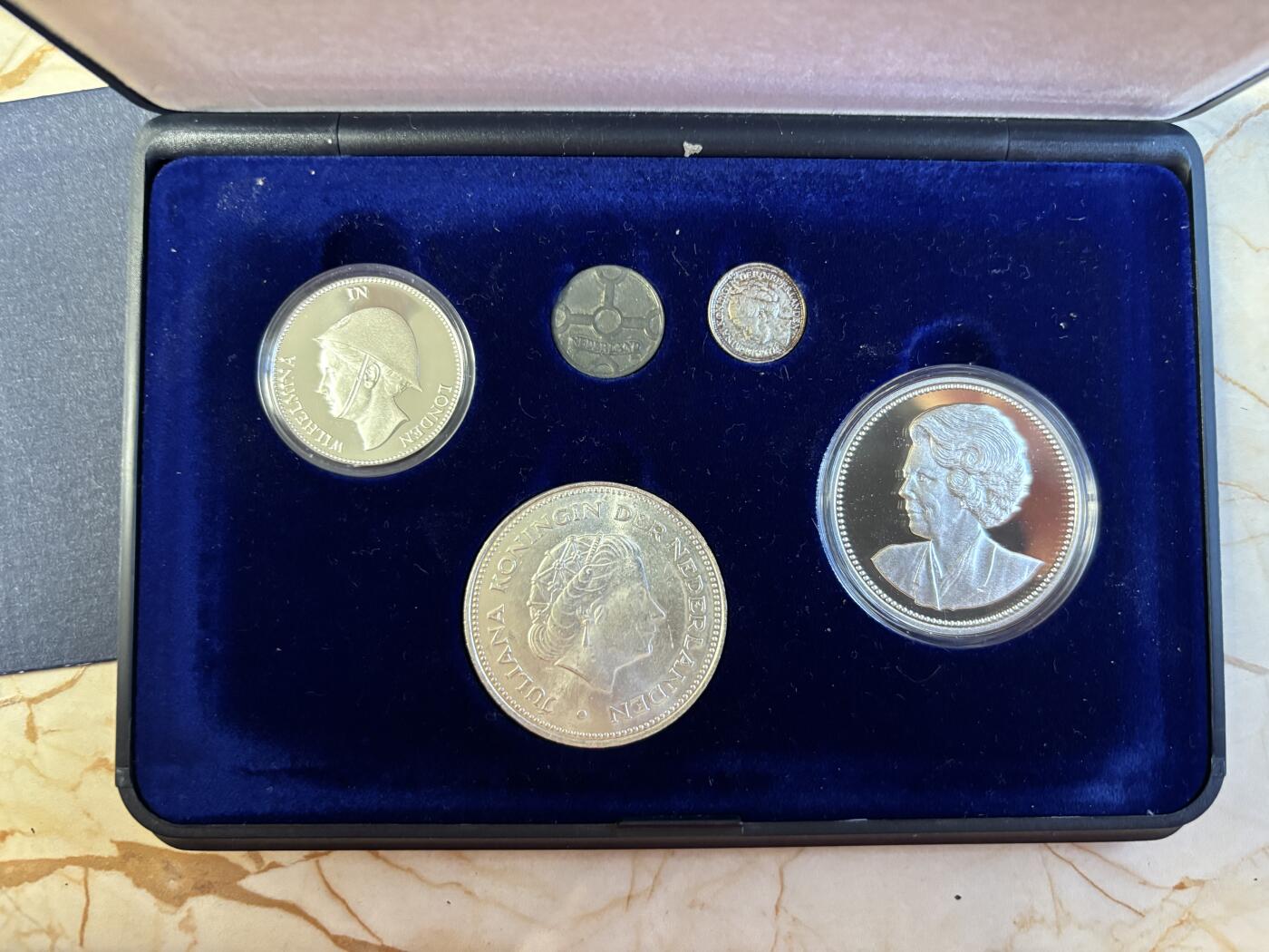 第197期拍卖 荷兰1995年二战胜利50周年币套 含一枚银章（925银25克）锌分币（1941-44)费城银币（1.4克640银,1944）1盾（720银10.2克，复刻1940）10盾（720银25克，1970）盒证全