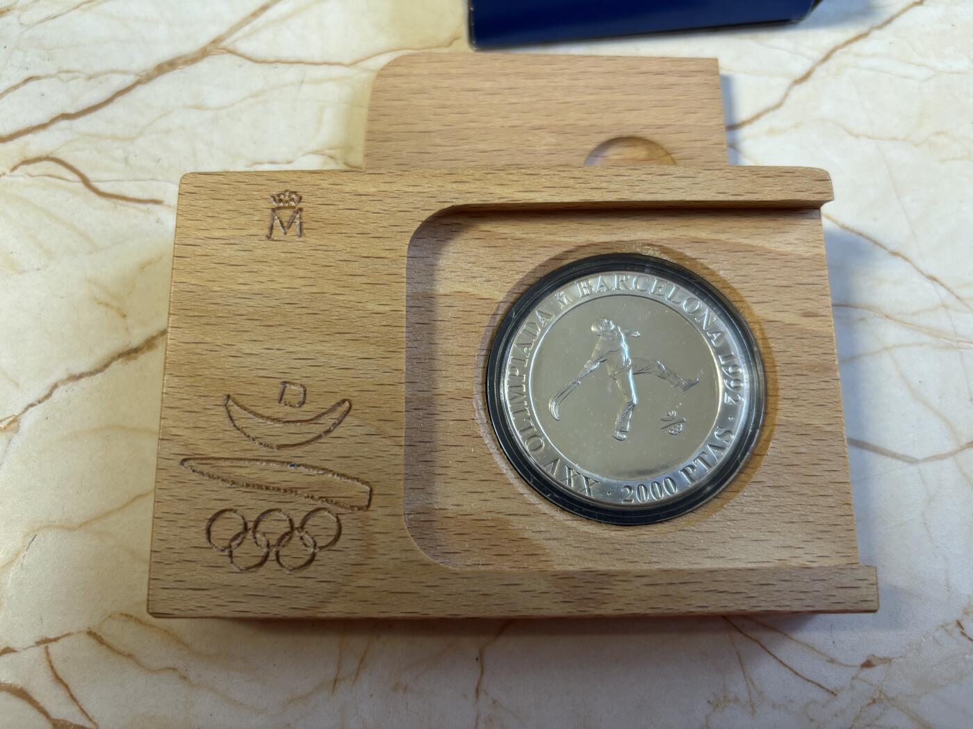 第197期拍卖 西班牙1990年2000比塞塔精制银币 巴塞罗那奥运会系列-巴斯克球（西班牙回力球） 27克925银 发行量：8万 盒证全，有瑕疵