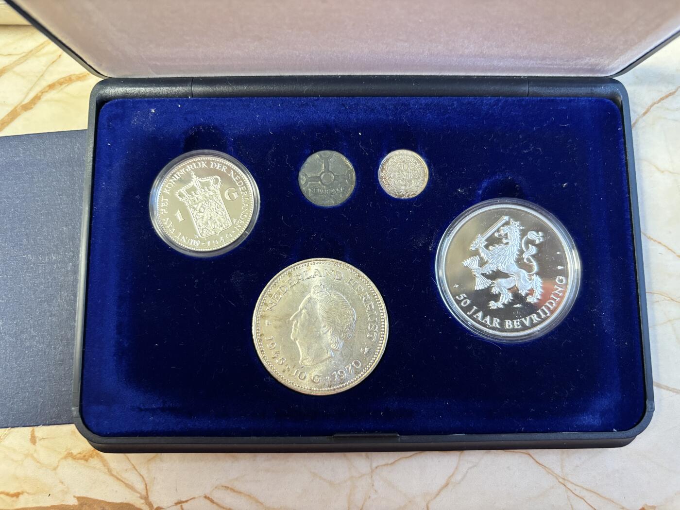 第197期拍卖 荷兰1995年二战胜利50周年币套 含一枚银章（925银25克）锌分币（1941-44)费城银币（1.4克640银,1944）1盾（720银10.2克，复刻1940）10盾（720银25克，1970）盒证全