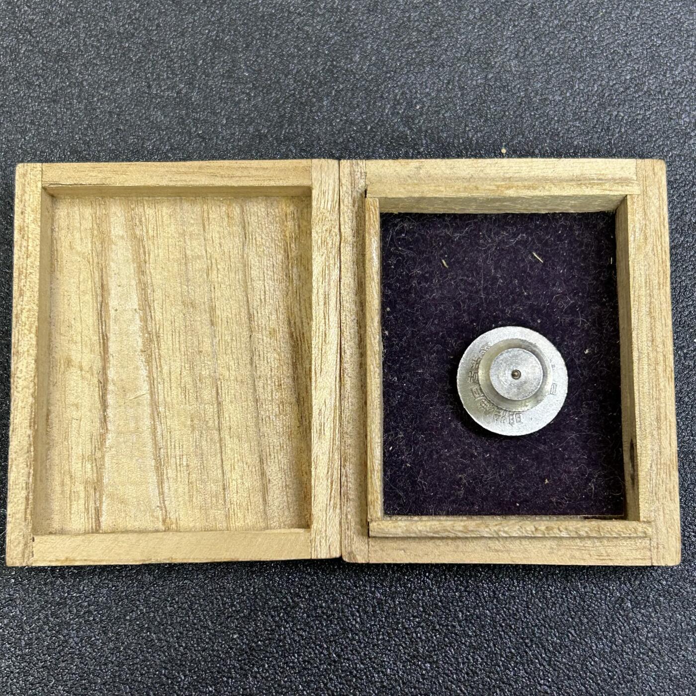 西秦中古拍卖第八十四期  不忘历史·抗战收藏 日本明治神宫崇敬会会员章 带原盒