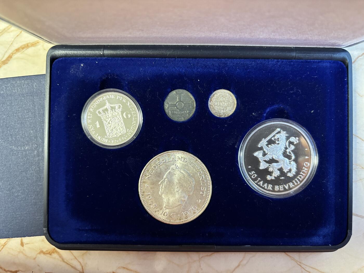第197期拍卖 荷兰1995年二战胜利50周年币套 含一枚银章（925银25克）锌分币（1941-44)费城银币（1.4克640银,1944）1盾（720银10.2克，复刻1940）10盾（720银25克，1970）盒证全