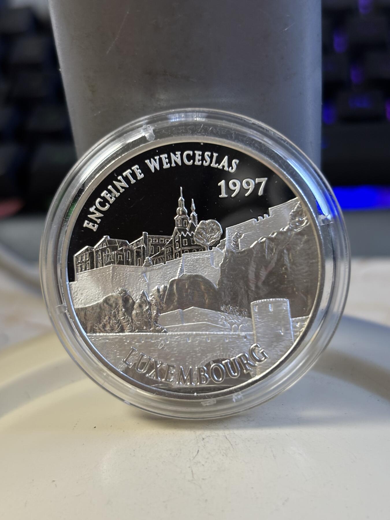 第197期拍卖 法国1997年100法郎/15欧元双面值精制银币 瓦茨拉夫城墙(卢森堡) 22.2克900银 发行量：2万 盒证全