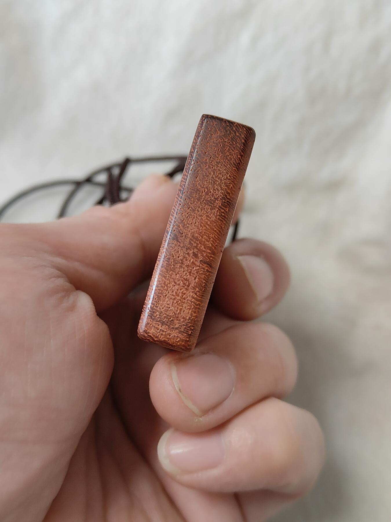 纯手工双面镶嵌红檀461牌子挂件，正面民俗山鬼古币真品，背北斗七星日月，原创手工作品仅此一件，按图发货一物一图，手工制作默认微瑕追求完美者慎，也可定制图案C113