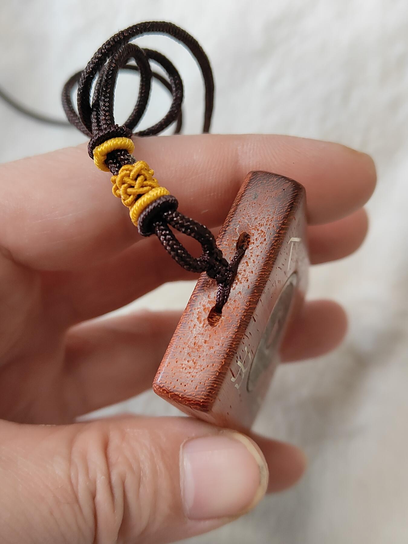 纯手工双面镶嵌红檀461牌子挂件，正面民俗山鬼古币真品，背北斗七星日月，原创手工作品仅此一件，按图发货一物一图，手工制作默认微瑕追求完美者慎，也可定制图案C113