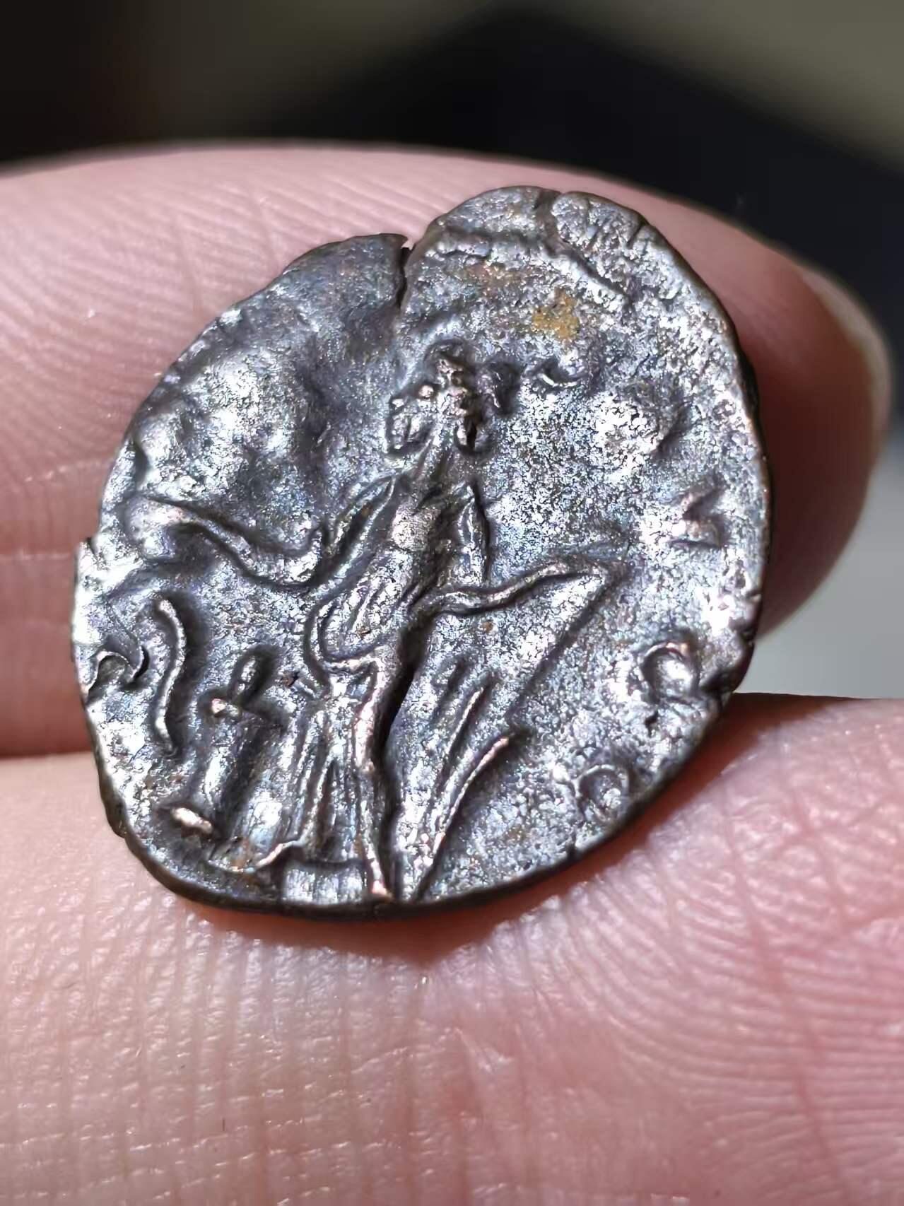 星盘世界钱币拍卖低佣金福利场(不直播)  泰特里库斯一世安东尼银币，公元271至274年铸于科隆厂，背幸福女神一手在喂食在火坛上的蛇，另一手持锚。