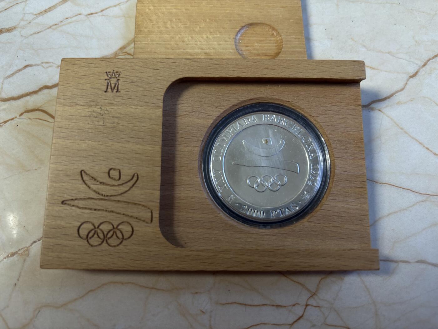 第197期拍卖 西班牙1990年2000比塞塔精制银币 巴塞罗那奥运会系列-会标 27克925银 原盒，有瑕疵