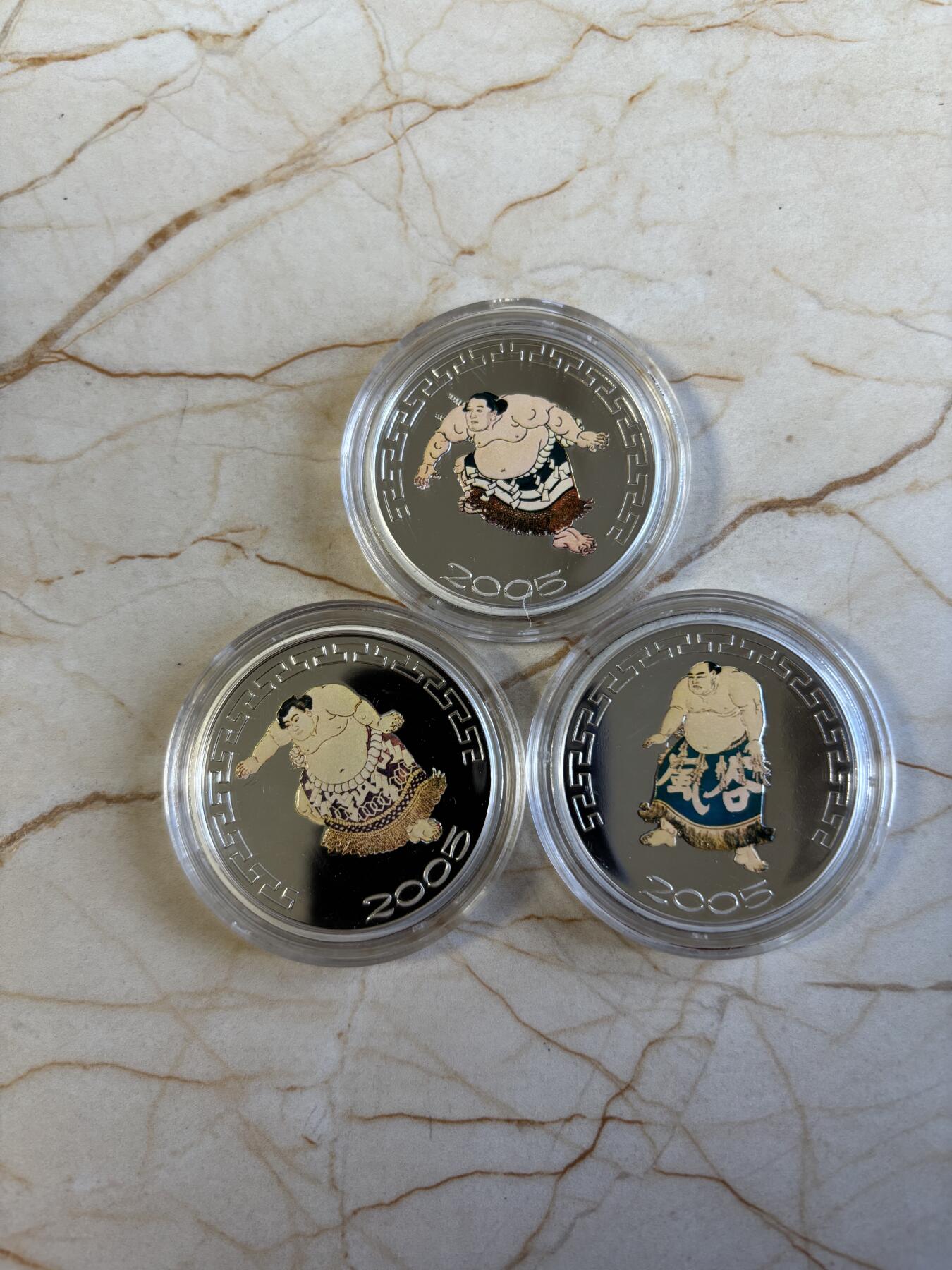 第197期拍卖 蒙古2005年500图格里克3枚彩色精制银币套 日本三位相扑横纲（第4/6/8代）3X1盎司999银 发行量：2千 盒证全，银价1752