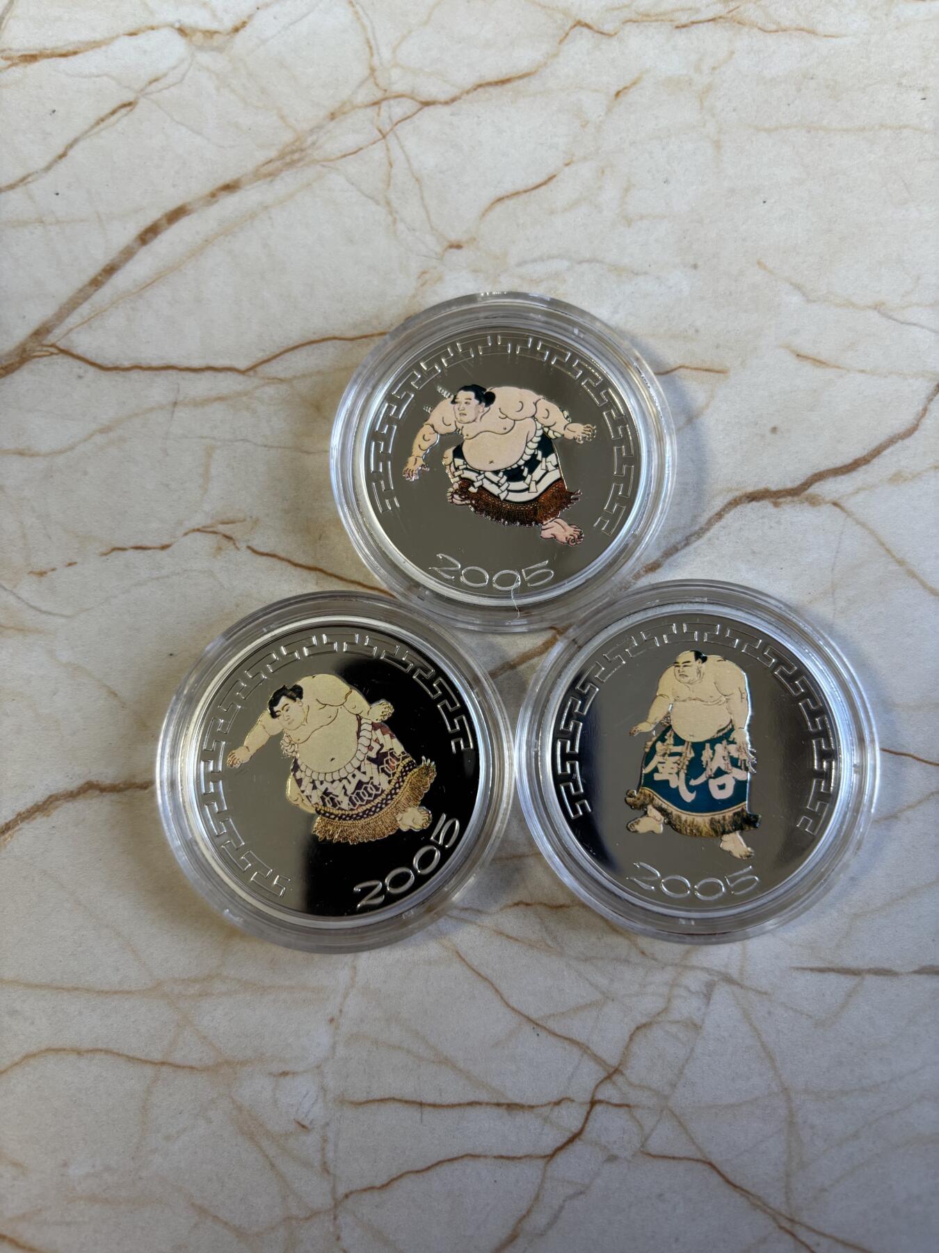 第197期拍卖 蒙古2005年500图格里克3枚彩色精制银币套 日本三位相扑横纲（第4/6/8代）3X1盎司999银 发行量：2千 盒证全，银价1752