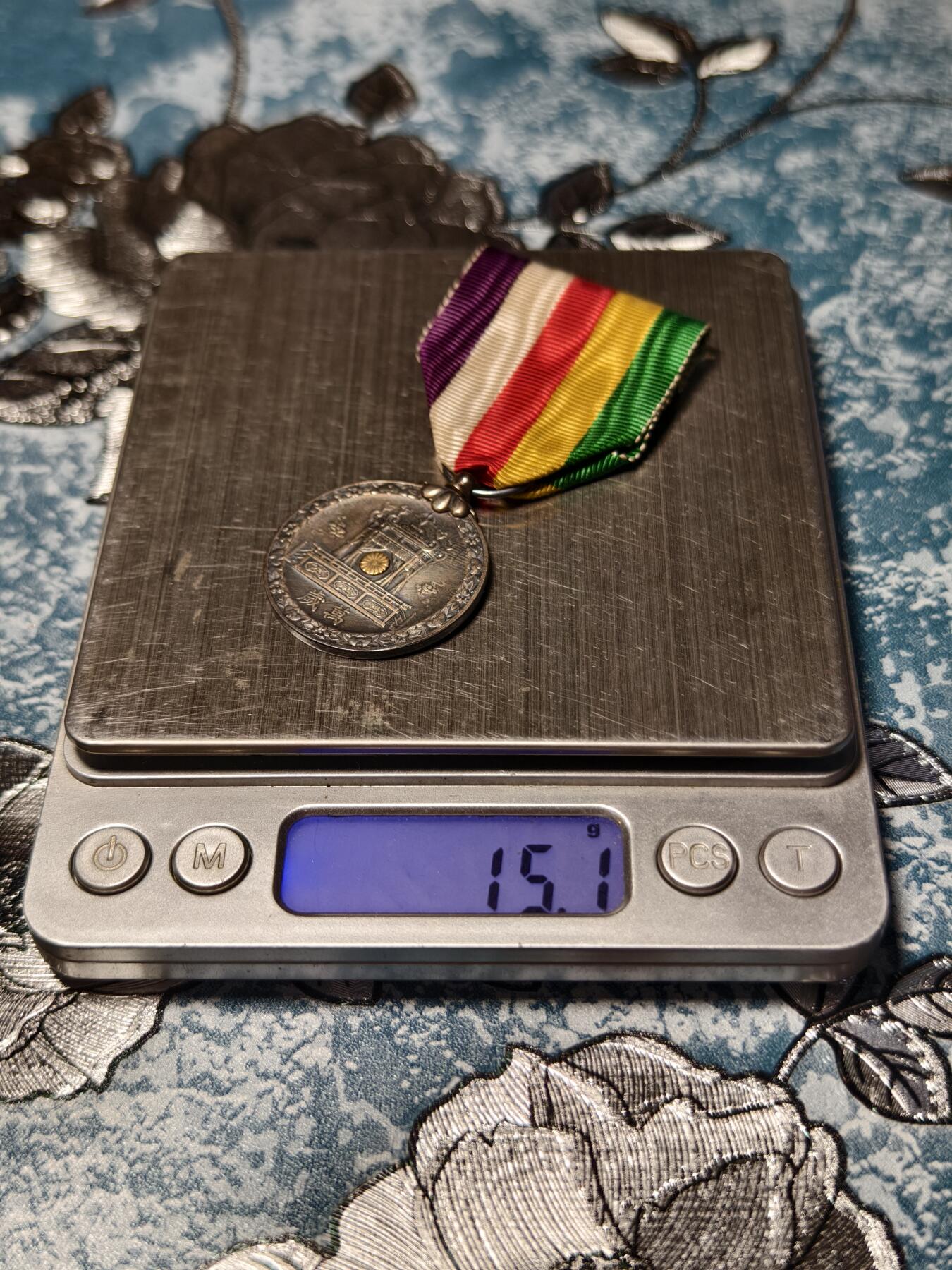 抚柳草堂-第二十五期章牌钱币  奖章勋章 满百包邮 放漏专场 1928昭和大礼原盒极美品 银质重15.1g 菊纹镀金 镀层完好 历史原品