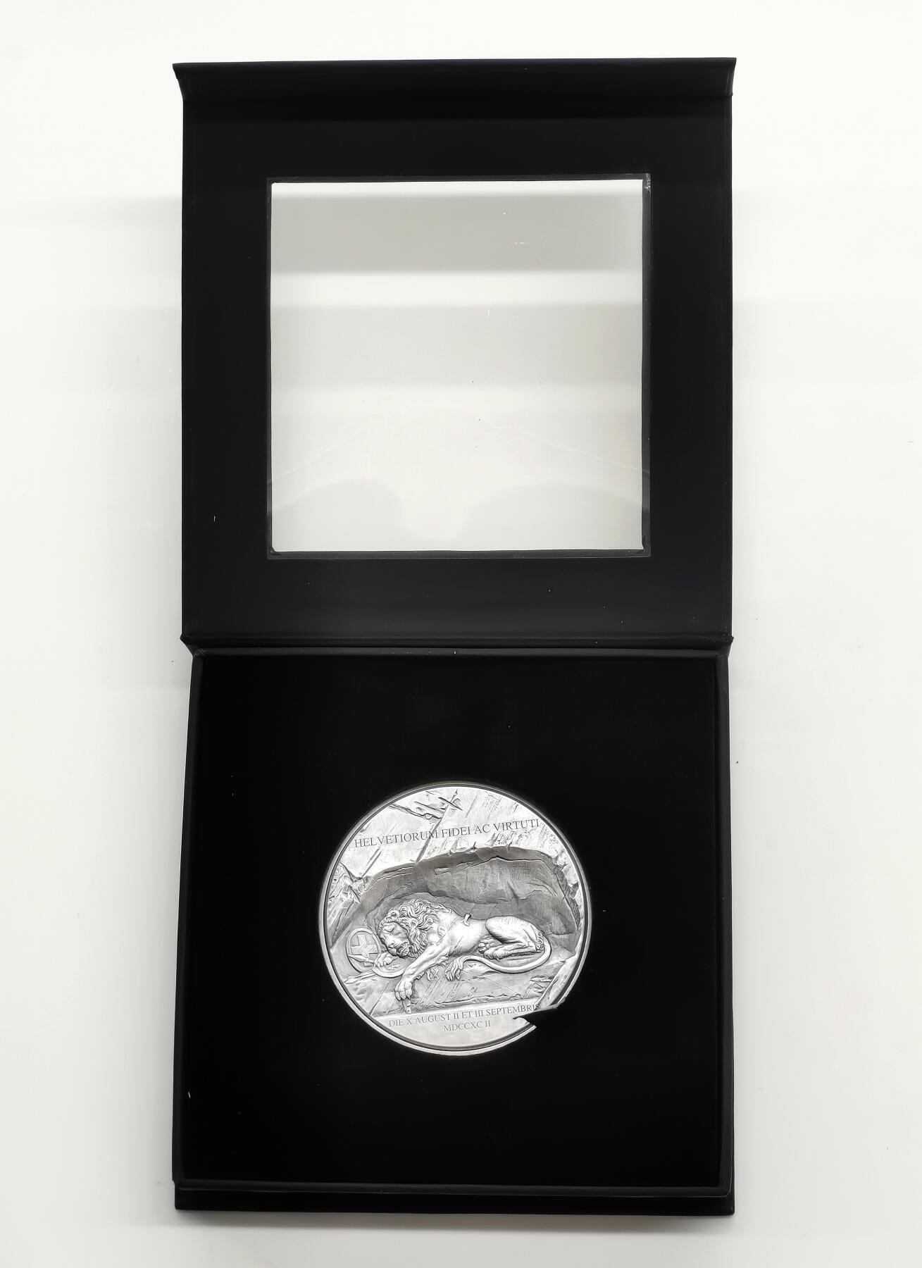 博洋堂世界钱币拍卖第168期（全场包邮） 喀麦隆2023年1000法郎双金属仿古精制银币 瑞士垂死的狮子雕塑 1盎司999银5盎司铜 发行量：3百枚 盒证全