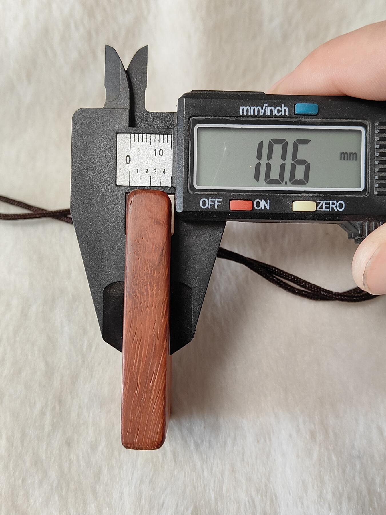 纯手工双面镶嵌红檀461牌子挂件，正面民俗山鬼古币真品，背北斗七星日月，原创手工作品仅此一件，按图发货一物一图，手工制作默认微瑕追求完美者慎，也可定制图案C113