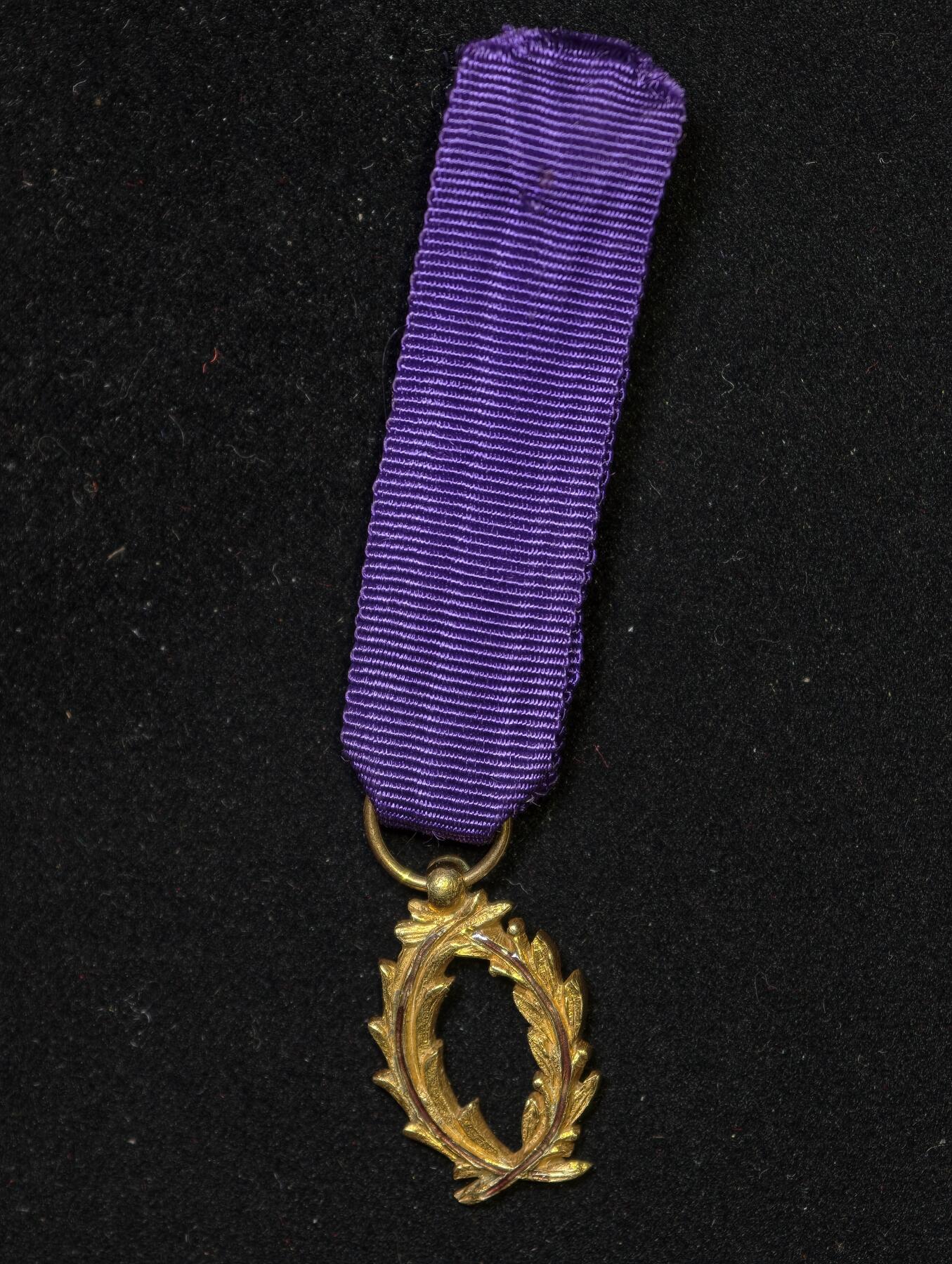 凯旋世界勋赏（第23期）（欢迎送拍）（对拍品有疑问请询问客服，不接受到手刀，出价默认拍品品相。请认真阅读拍卖规则！出价默认已认可！）（收到货请录制开箱视频，无视频概不处理问题。） 法国军官棕榈叶勋章迷你带盒黄金制带钻石2.7g