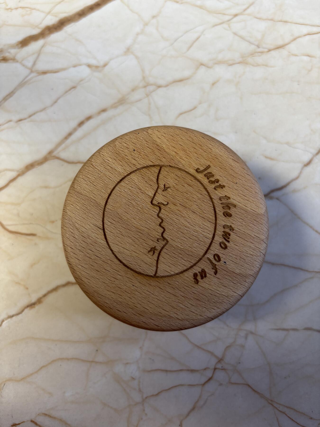 第197期拍卖 喀麦隆2018年500法郎2枚镶嵌吊坠精制银币套 只有你和我 （三角形和圆形） 10克+4克999银 发行量：969 盒证全