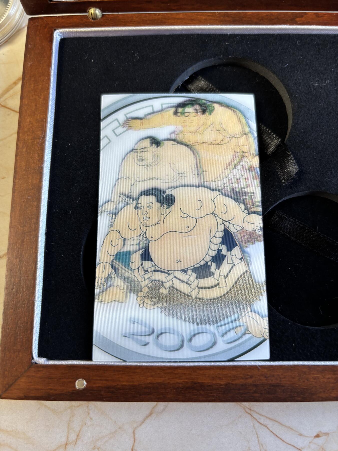 第197期拍卖 蒙古2005年500图格里克3枚彩色精制银币套 日本三位相扑横纲（第4/6/8代）3X1盎司999银 发行量：2千 盒证全，银价1752