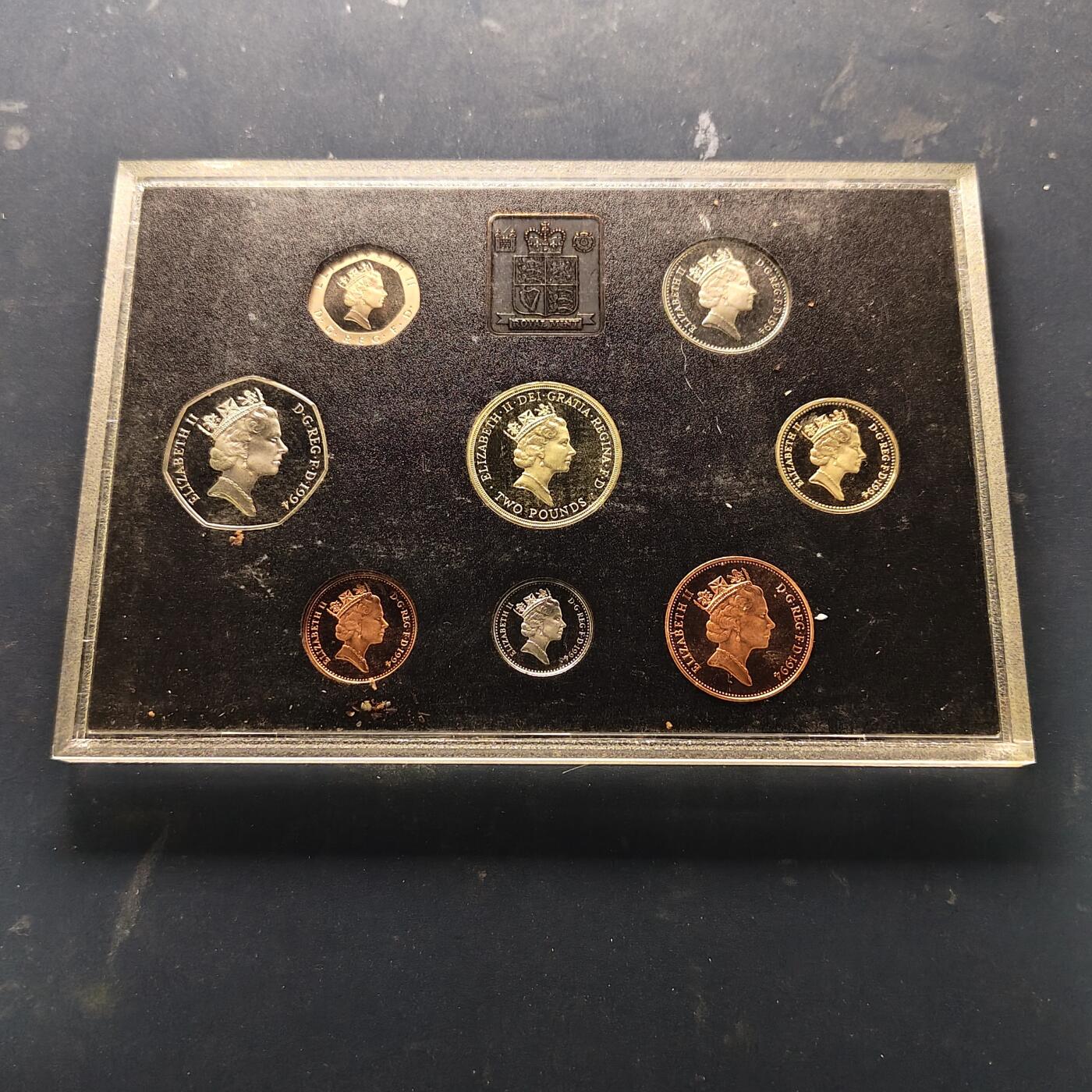 【全场包邮】纯粹捡漏拍521场 英国1994年官方精制套币-塑盒带证书-含2镑英格兰银行300周年+1镑苏格兰狮徽+50便士D-DAY五十周年（获奖币）精制纪念币