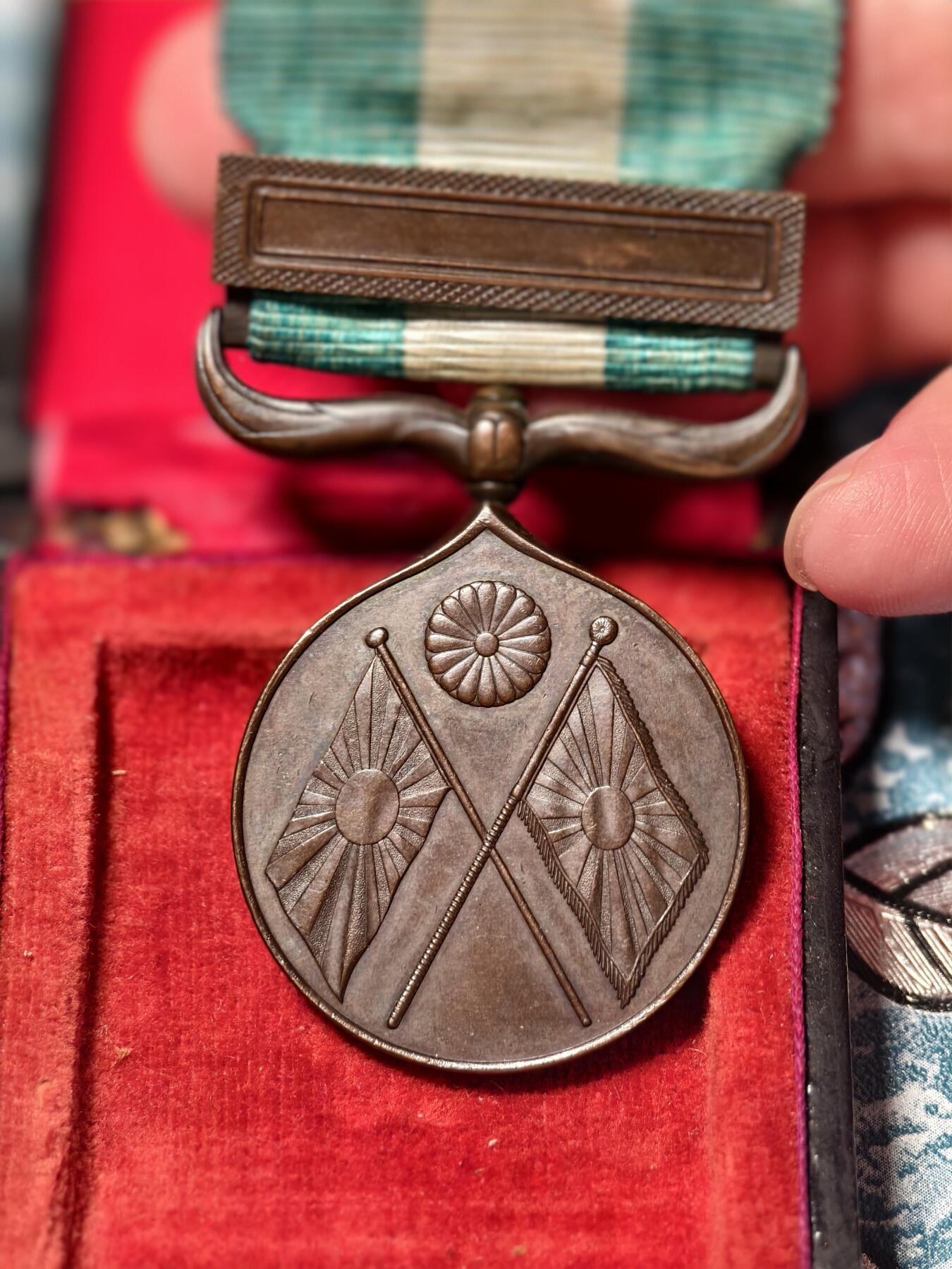 抚柳草堂-第二十五期章牌钱币  奖章勋章 满百包邮 放漏专场 1895甲午战争从军纪章 侵略铁证 漆木原盒极美品 正面菊纹下交叉日本海陆军旗 雕刻师池田隆雄 