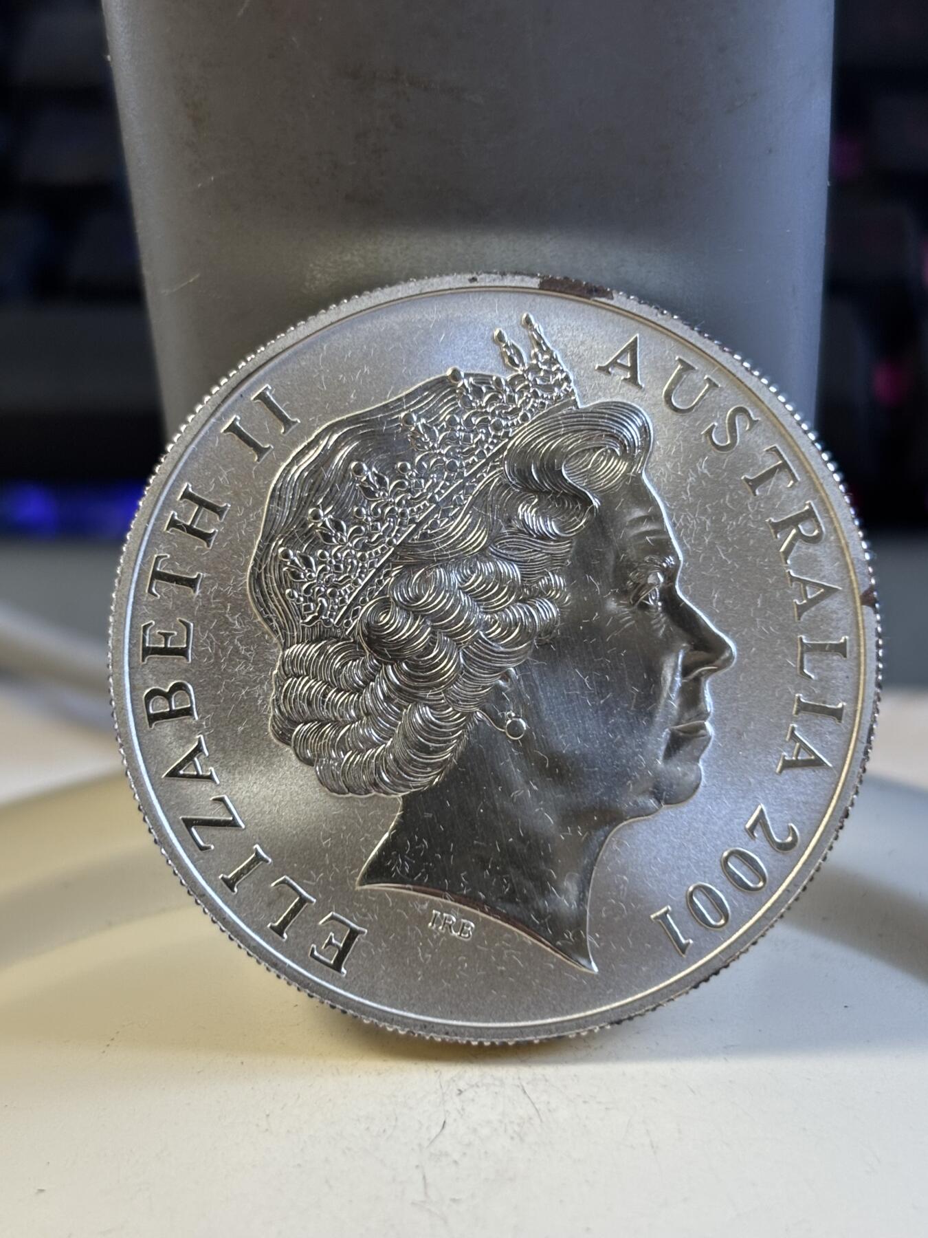 第197期拍卖 澳大利亚2001年1元磨砂非流通银币 袋鼠 1盎司999银 发行量：2万多 盒证全，银价584