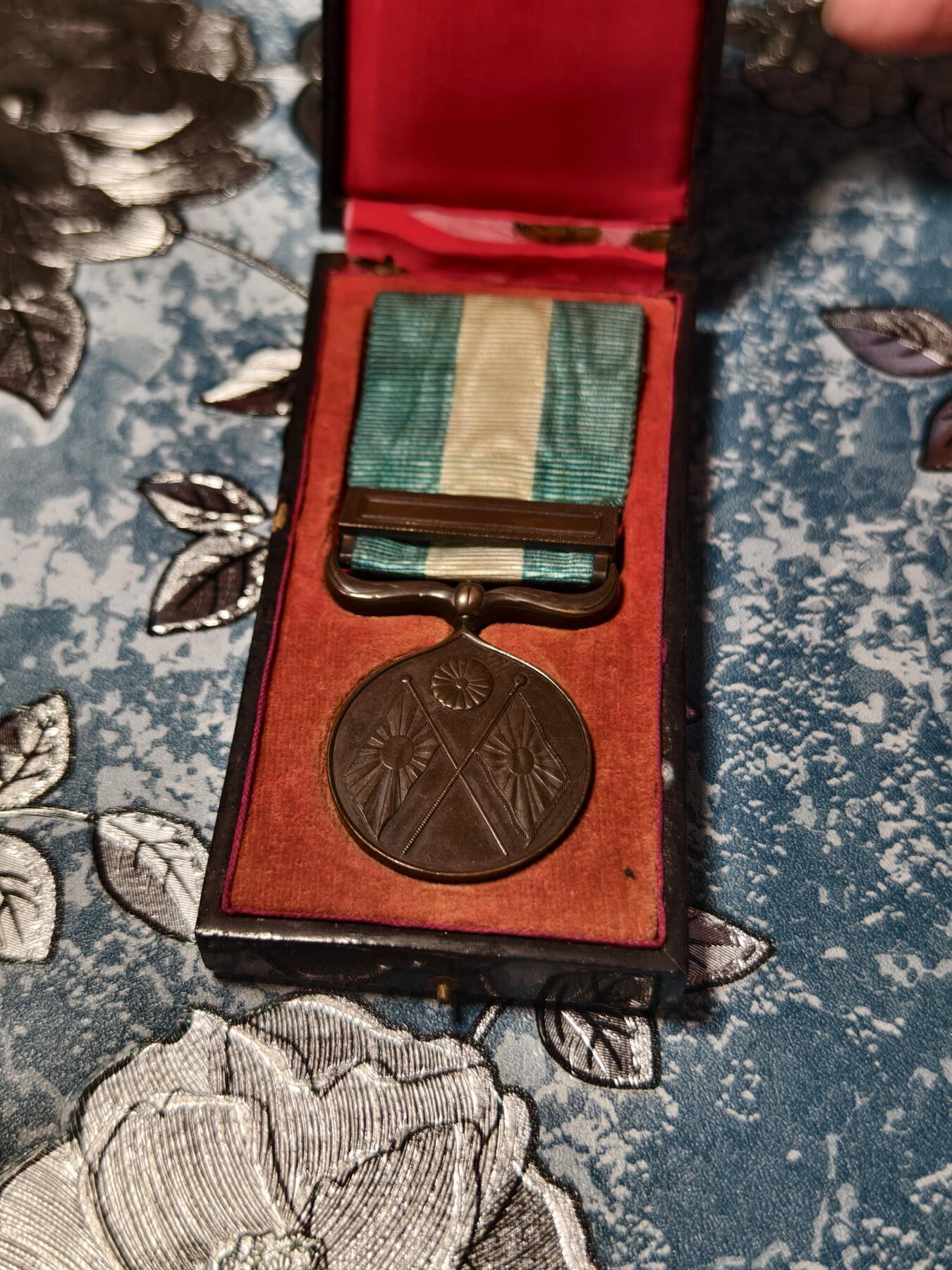 抚柳草堂-第二十五期章牌钱币  奖章勋章 满百包邮 放漏专场 1895甲午战争从军纪章 侵略铁证 漆木原盒极美品 正面菊纹下交叉日本海陆军旗 雕刻师池田隆雄 