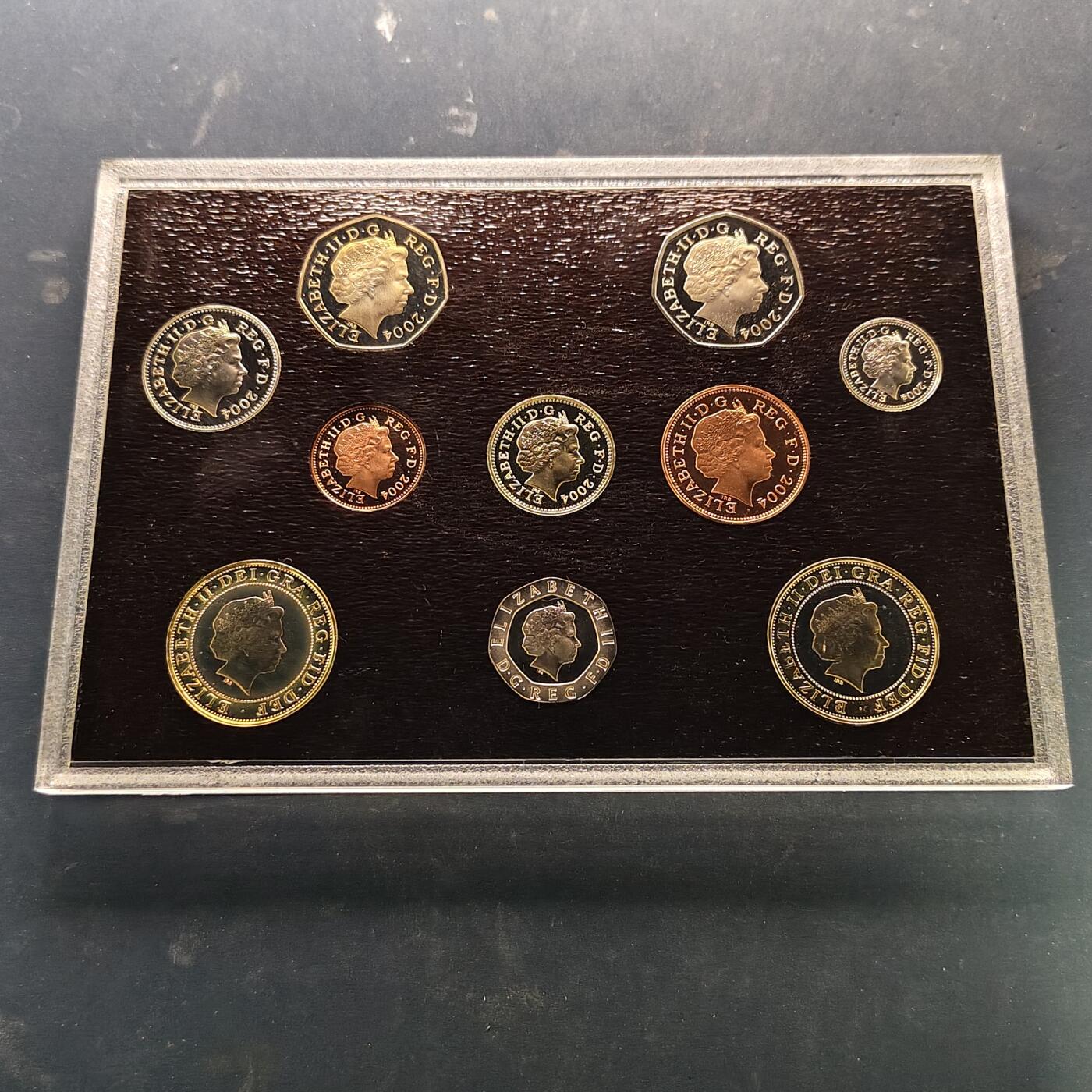 【全场包邮】纯粹捡漏拍521场 英国2004年官方精制套币-盒证全-含2镑首辆火车+1镑第四铁路桥+50便士罗杰班尼斯精制纪念币