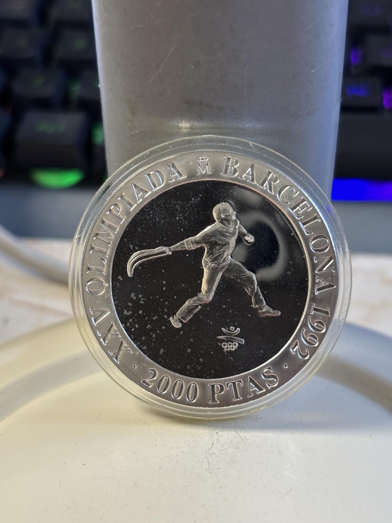 第197期拍卖 西班牙1990年2000比塞塔精制银币 巴塞罗那奥运会系列-巴斯克球（西班牙回力球） 27克925银 发行量：8万 盒证全，有瑕疵