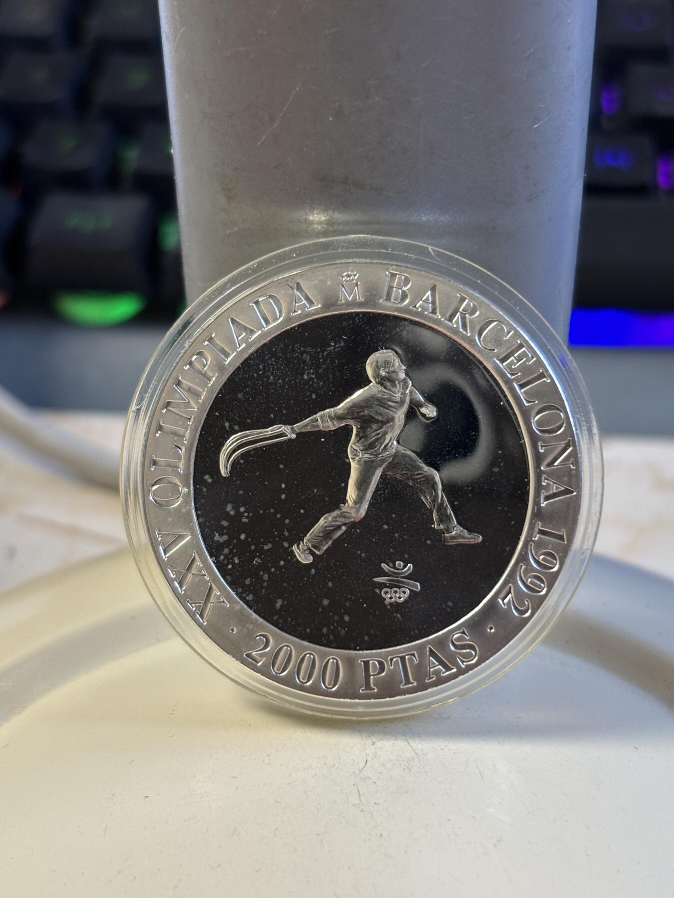 第197期拍卖 西班牙1990年2000比塞塔精制银币 巴塞罗那奥运会系列-巴斯克球（西班牙回力球） 27克925银 发行量：8万 盒证全，有瑕疵