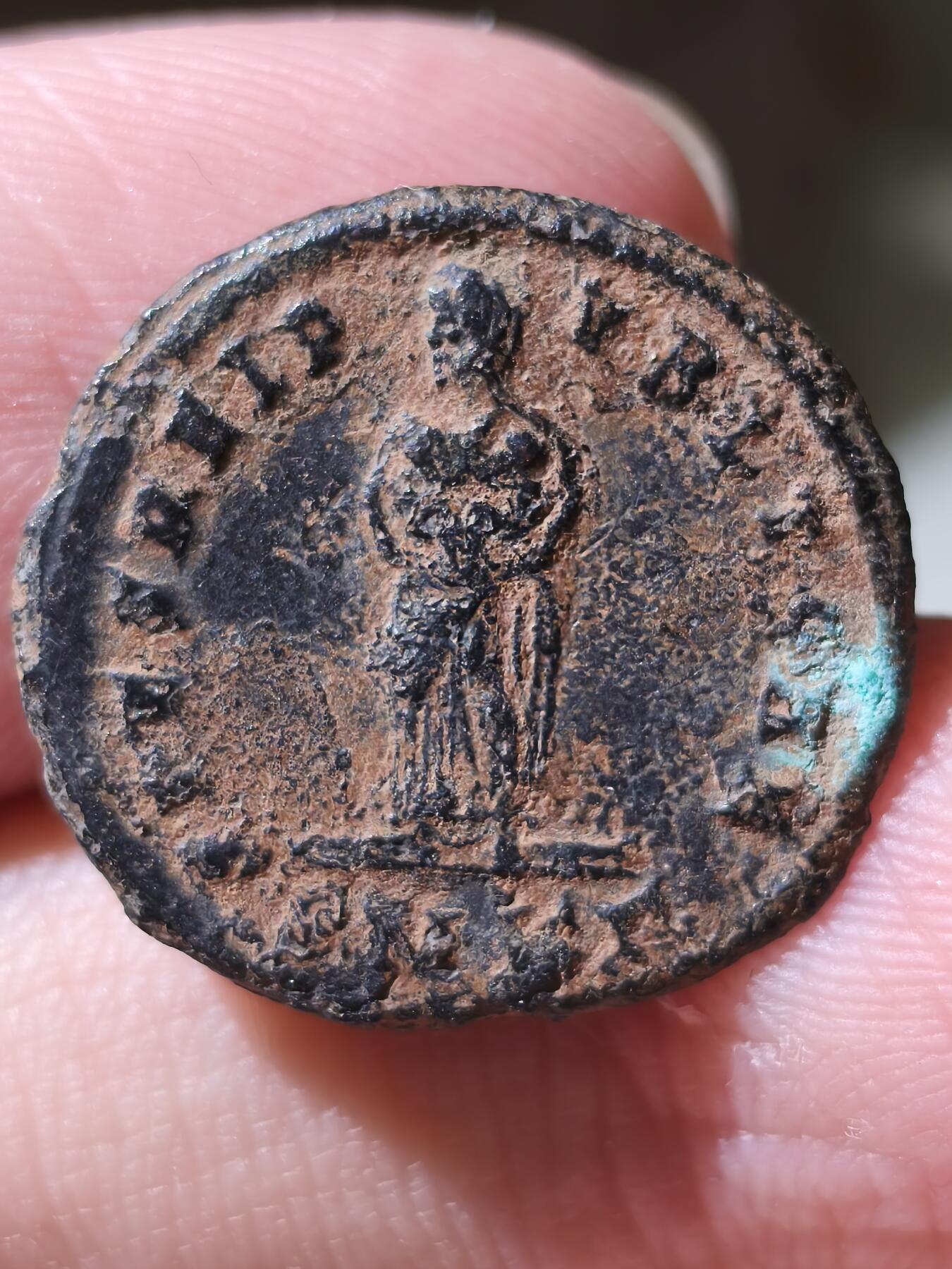 星盘世界钱币拍卖低佣金福利场(不直播) 少见美品！罗马帝国后期-君士坦丁大帝之妻 弗拉维娅·马克西玛·法斯塔富力铜币 公元324年，君士坦丁击败最后一个对手成为帝国唯一统治者后，封法斯塔为奥古斯塔 该钱币以这种背景发行