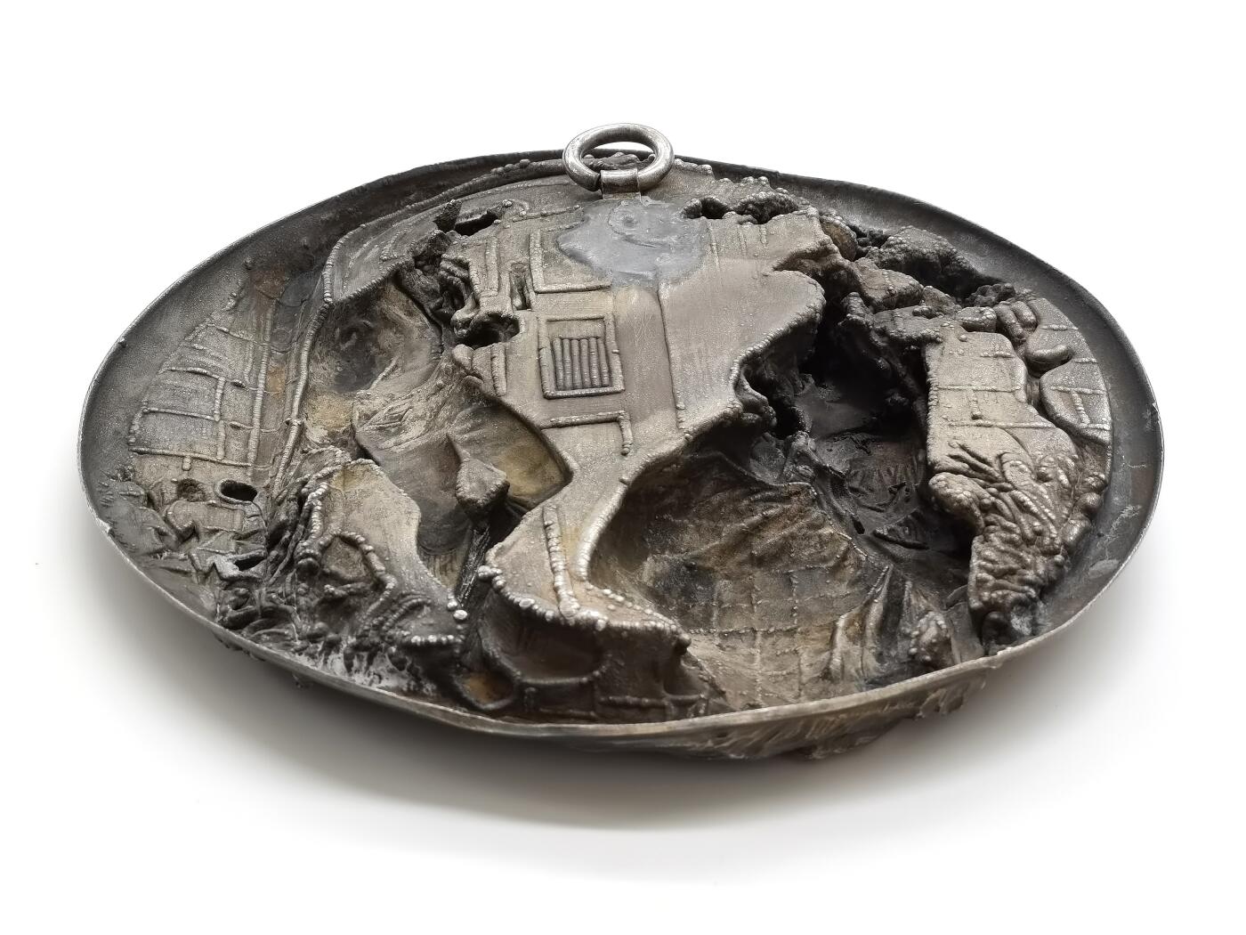 博洋堂世界钱币拍卖第168期（全场包邮） 单面镀银铜挂件，英国古典艺术，艺术章适合挂，也适合做摆件，年轻情侣示爱场景，带铭文