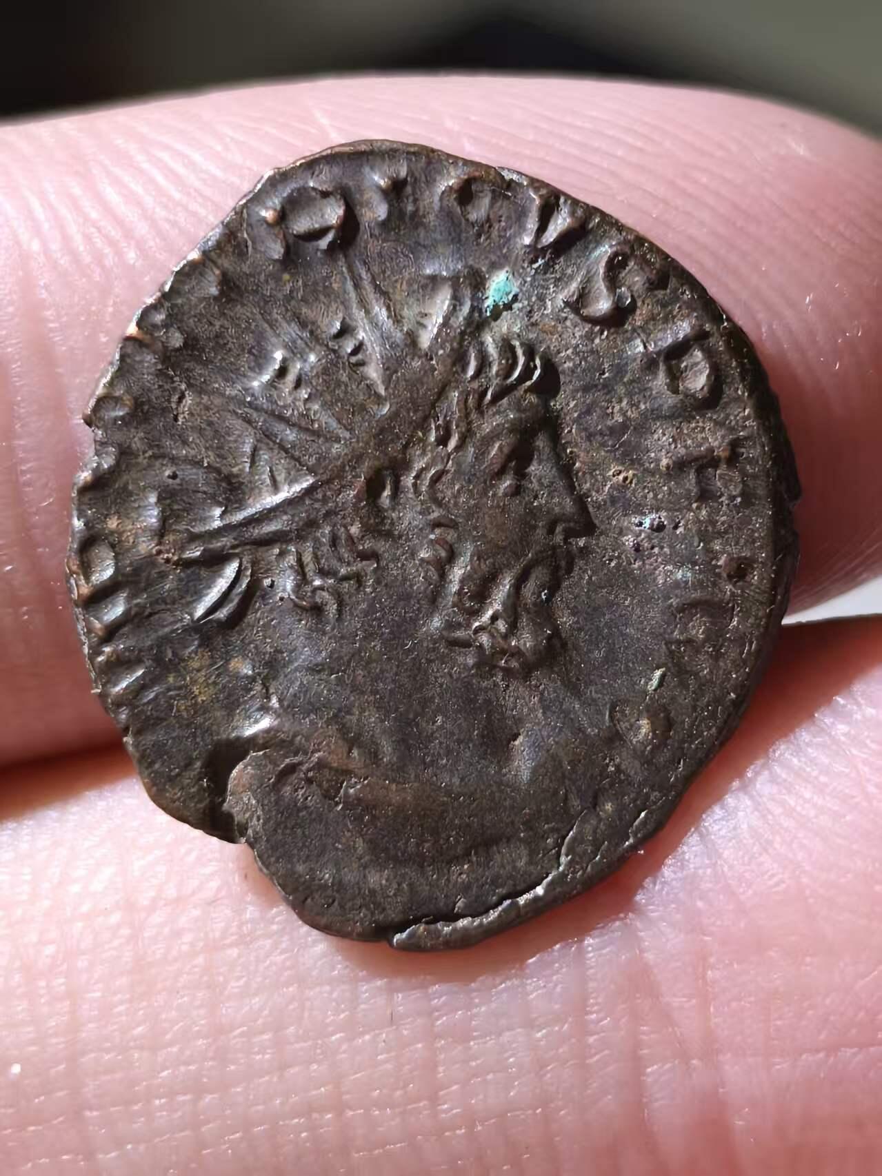 星盘世界钱币拍卖低佣金福利场(不直播)  泰特里库斯一世安东尼银币，公元271至274年铸于科隆厂，背幸福女神一手在喂食在火坛上的蛇，另一手持锚。