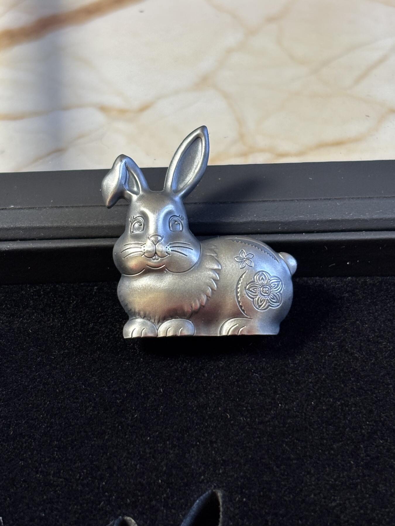 第197期拍卖 蒙古2023年1000图格里克高浮雕异形仿古银币 中国农历生肖-甜蜜的银兔 1盎司999银 发行量：999 盒证全