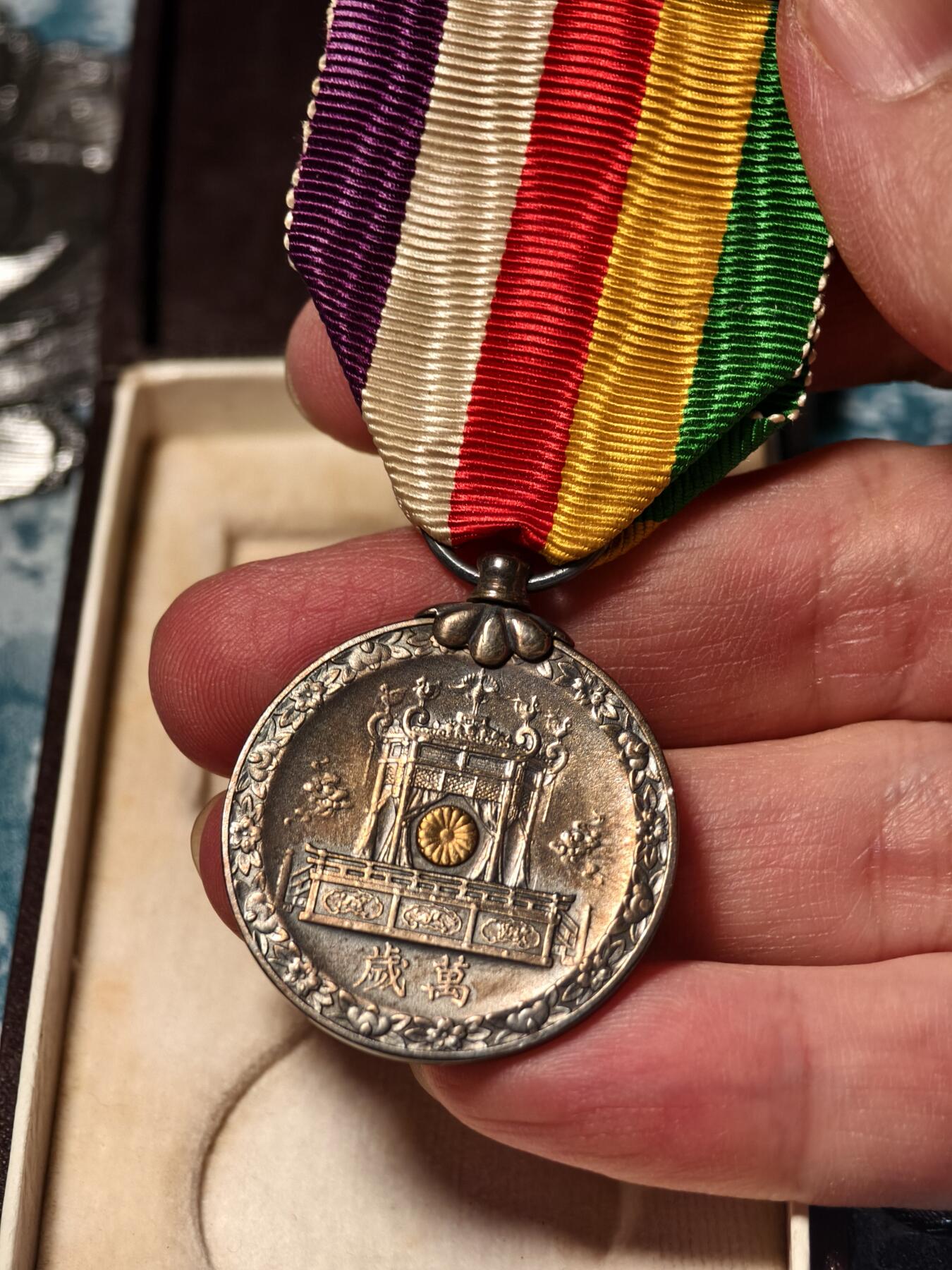 抚柳草堂-第二十五期章牌钱币  奖章勋章 满百包邮 放漏专场 1928昭和大礼原盒极美品 银质重15.1g 菊纹镀金 镀层完好 历史原品