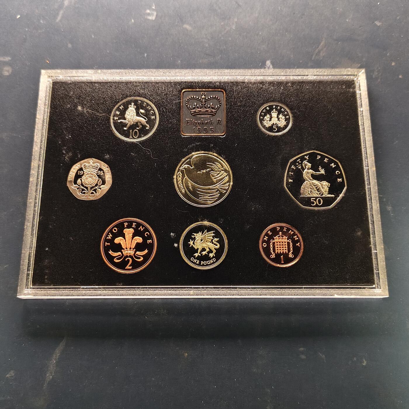 【全场包邮】纯粹捡漏拍521场 英国1995年官方精制套币-塑盒带证书-含2镑二战胜利50周年+1镑威尔士红龙精制纪念币