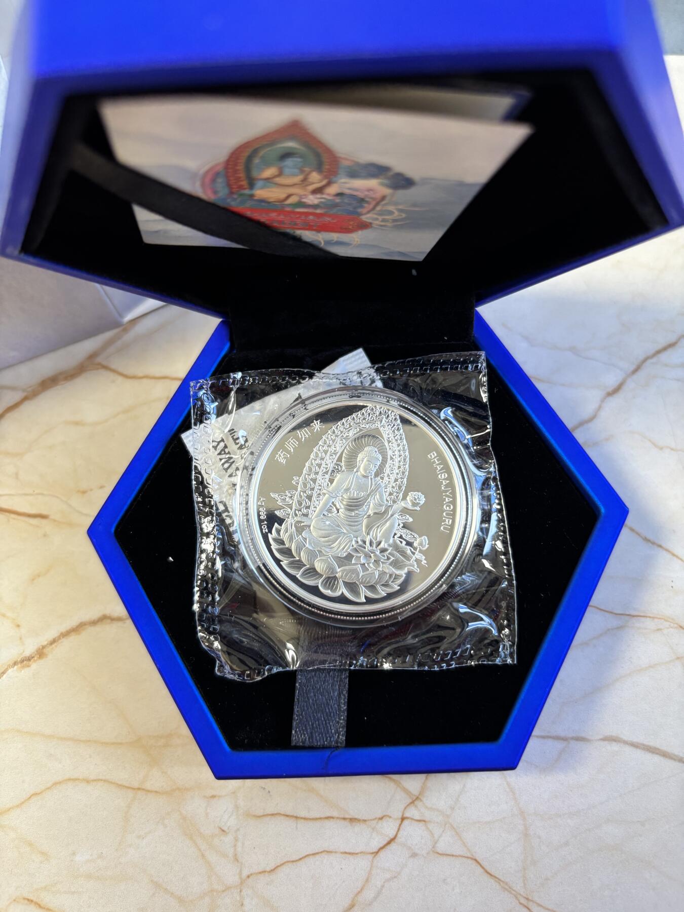 第197期拍卖 萨摩亚2023年2元精制币 兔年（本命佛-药师如来）1盎司999银 发行量：2023 盒证全