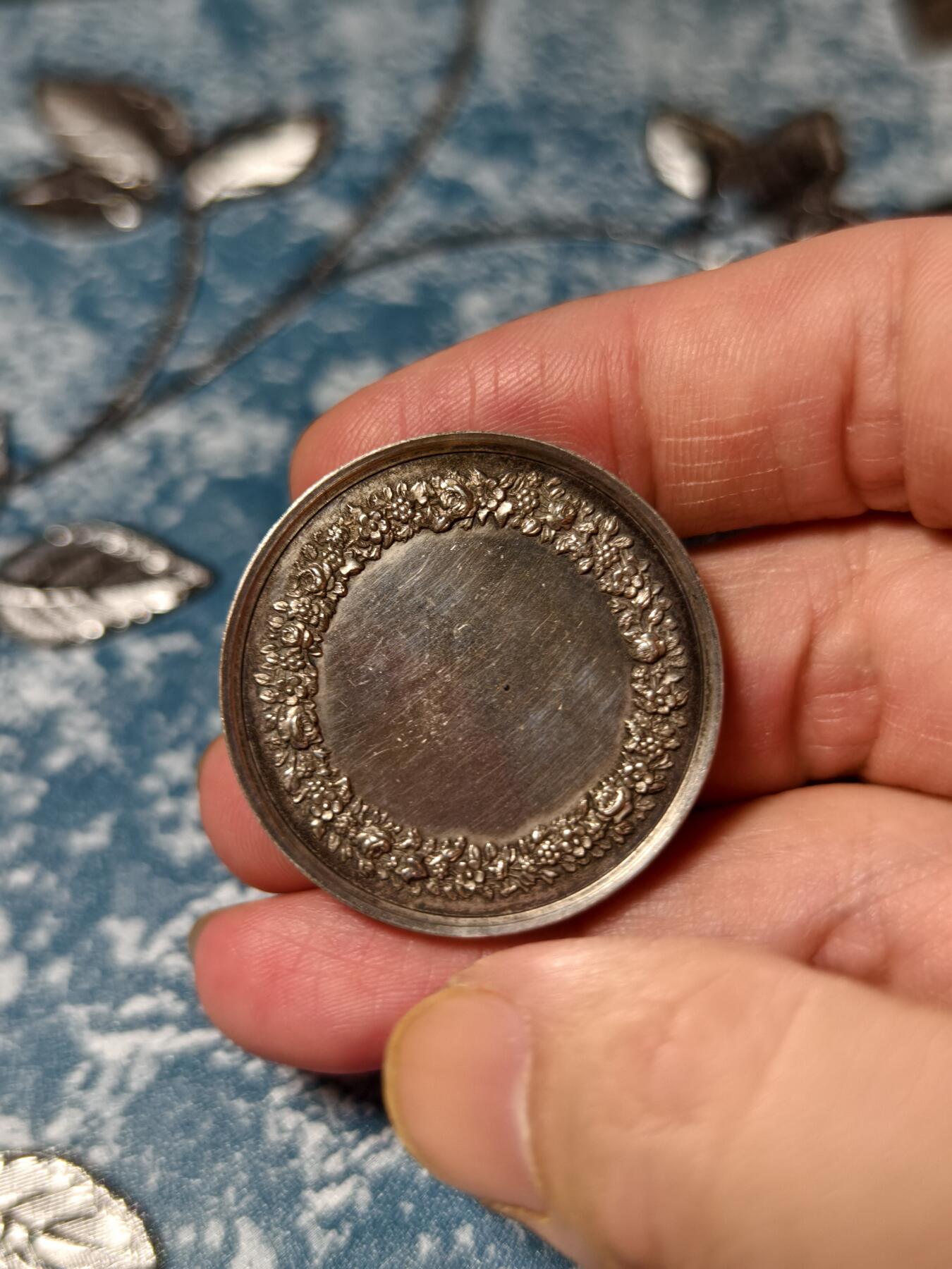 抚柳草堂-第二十五期章牌钱币  奖章勋章 满百包邮 放漏专场 19世纪法国新古典主义风格婚礼纪念银章 手指边铭 950银重18.6g 未刻名可自用 底板丝滑品相非常好  