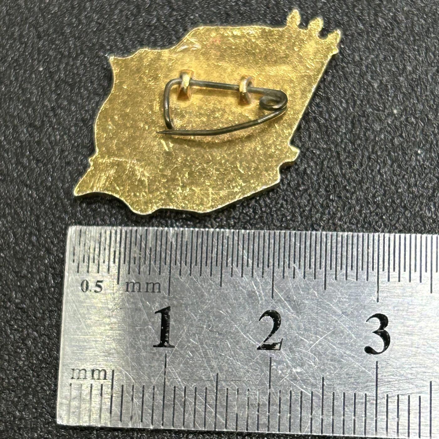 西秦中古拍卖第八十四期  红色年代1966～1976 毛主席像章 红旗毛泽东选集