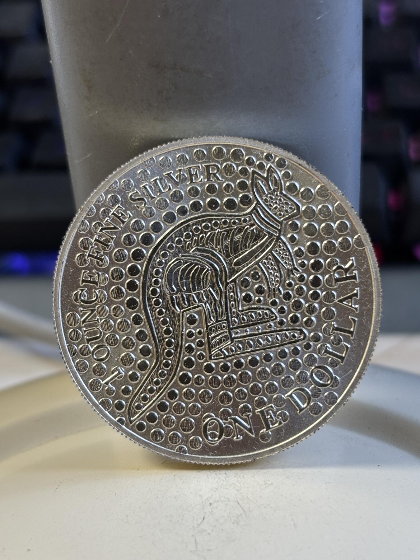 第197期拍卖 澳大利亚2001年1元磨砂非流通银币 袋鼠 1盎司999银 发行量：2万多 盒证全，银价584