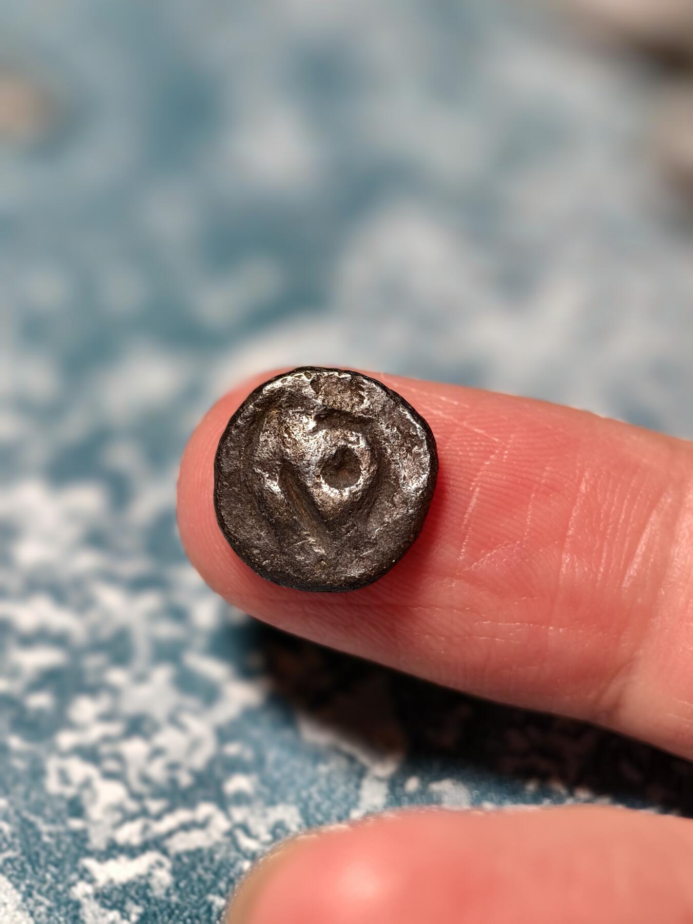 抚柳草堂-第二十五期章牌钱币  奖章勋章 满百包邮 放漏专场 三佛齐王国末期至满者伯夷王国早期打制小银币 1.5g重 正面有檀香花徽记，背面爪哇岛文，面值1 Unit或称Masa