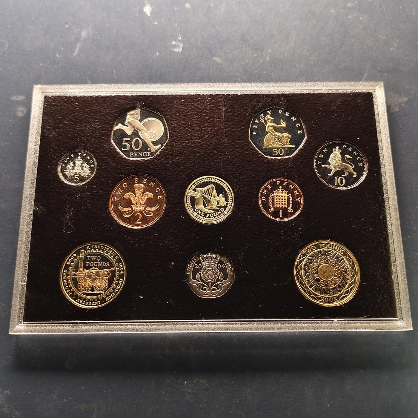 【全场包邮】纯粹捡漏拍521场 英国2004年官方精制套币-盒证全-含2镑首辆火车+1镑第四铁路桥+50便士罗杰班尼斯精制纪念币