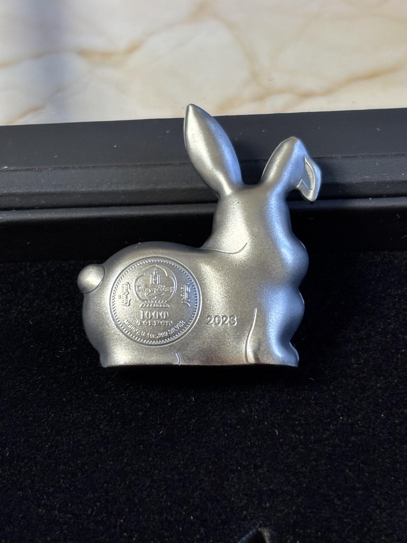 第197期拍卖 蒙古2023年1000图格里克高浮雕异形仿古银币 中国农历生肖-甜蜜的银兔 1盎司999银 发行量：999 盒证全