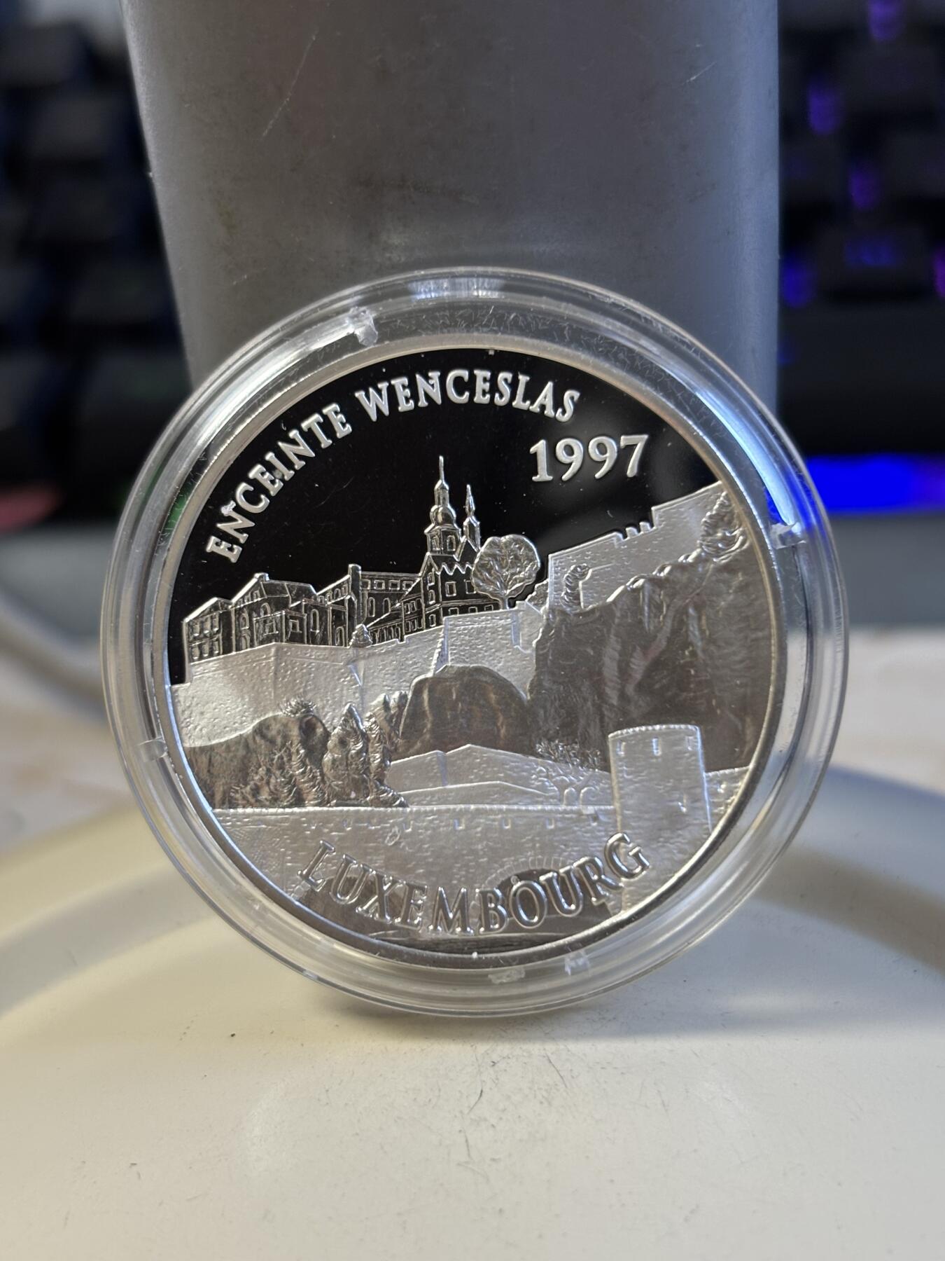 第197期拍卖 法国1997年100法郎/15欧元双面值精制银币 瓦茨拉夫城墙(卢森堡) 22.2克900银 发行量：2万 盒证全